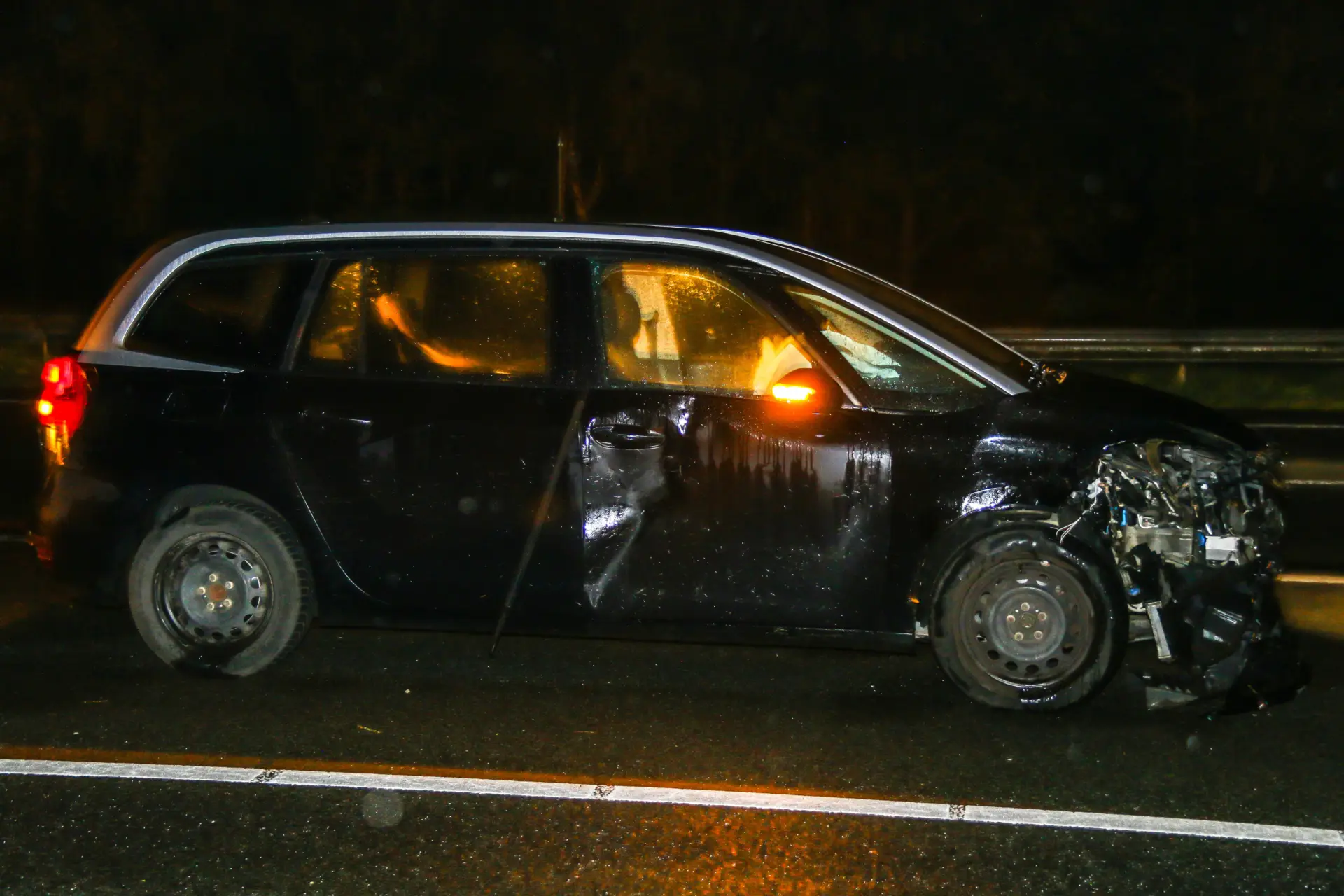 Auto zwaar beschadigd na aanrijding met hert op A7 bij Midwolde