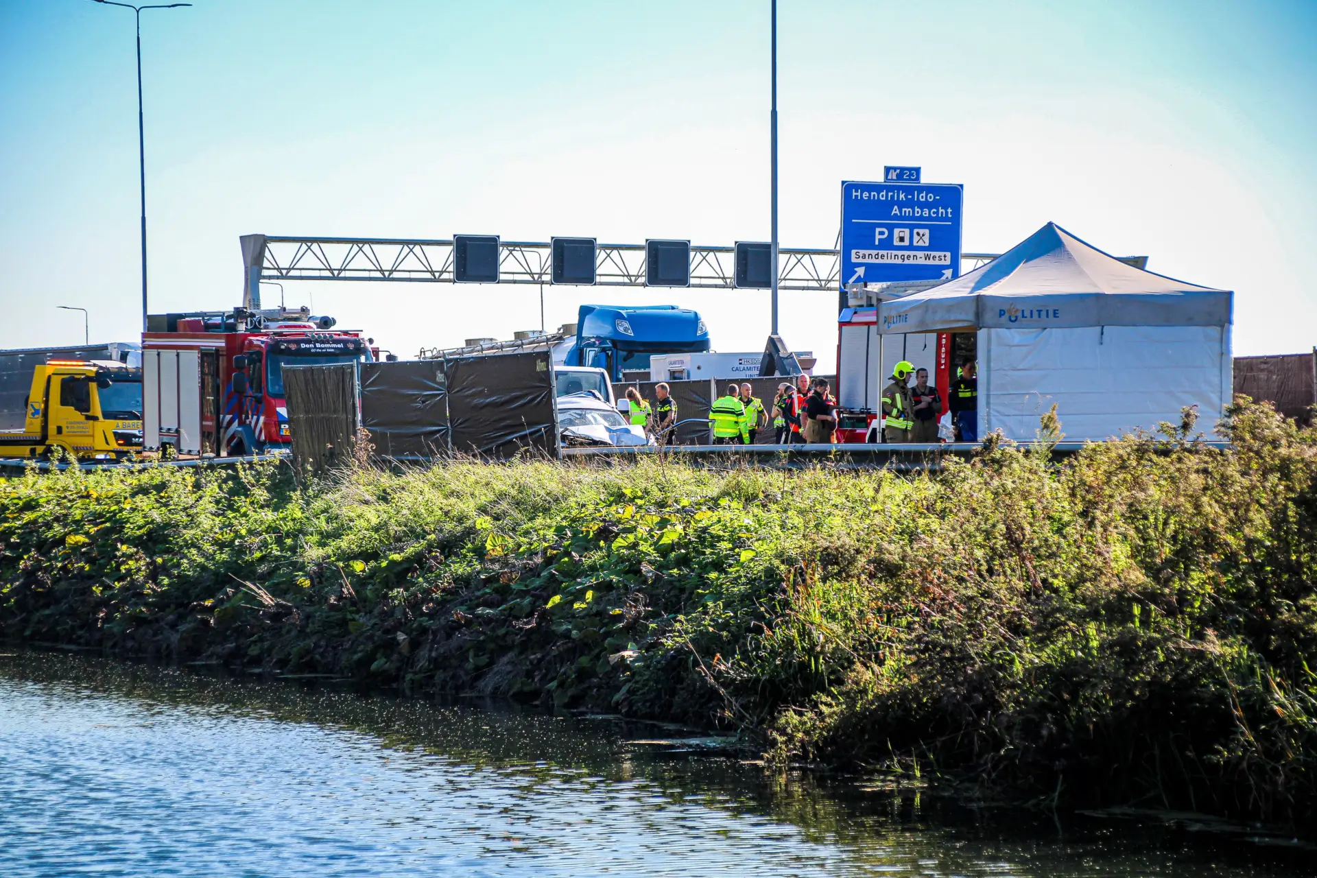 Dode en zwaargewonde bij ernstig ongeval op A16 bij Hendrik-Ido-Ambacht: snelweg volledig afgesloten