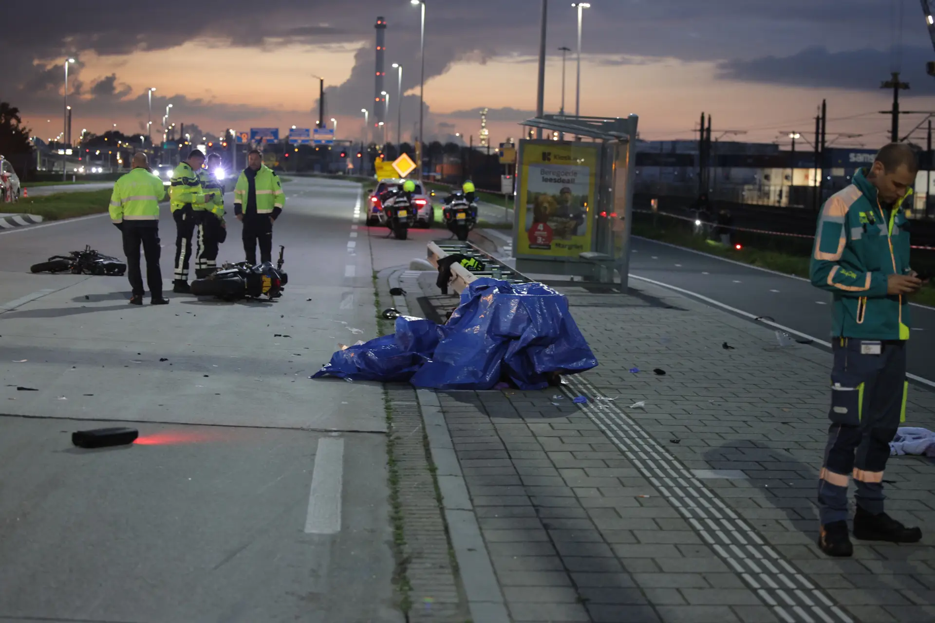 Dode en gewonde bij ernstige aanrijding op Vondelingenweg in Rotterdam