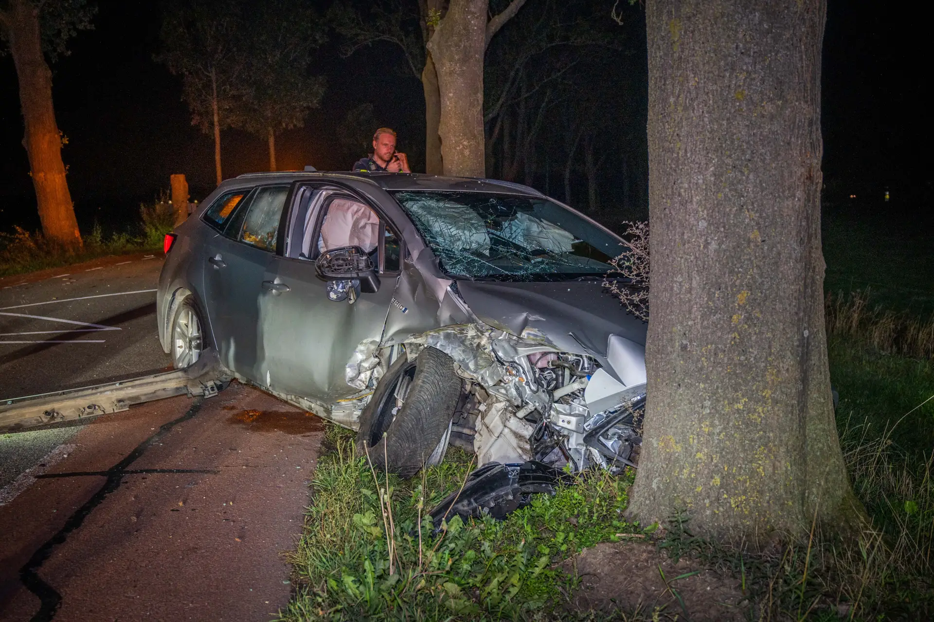 Auto total loss na botsing tegen twee bomen in Hedel