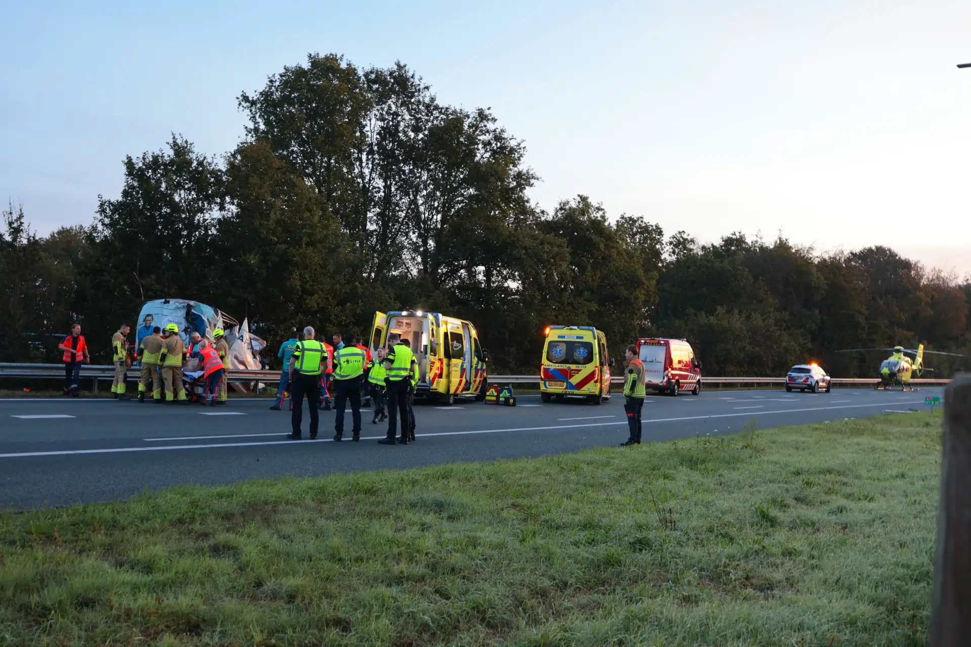 Bestelbus vliegt over vangrail bij zwaar ongeval op A27 bij Eemnes