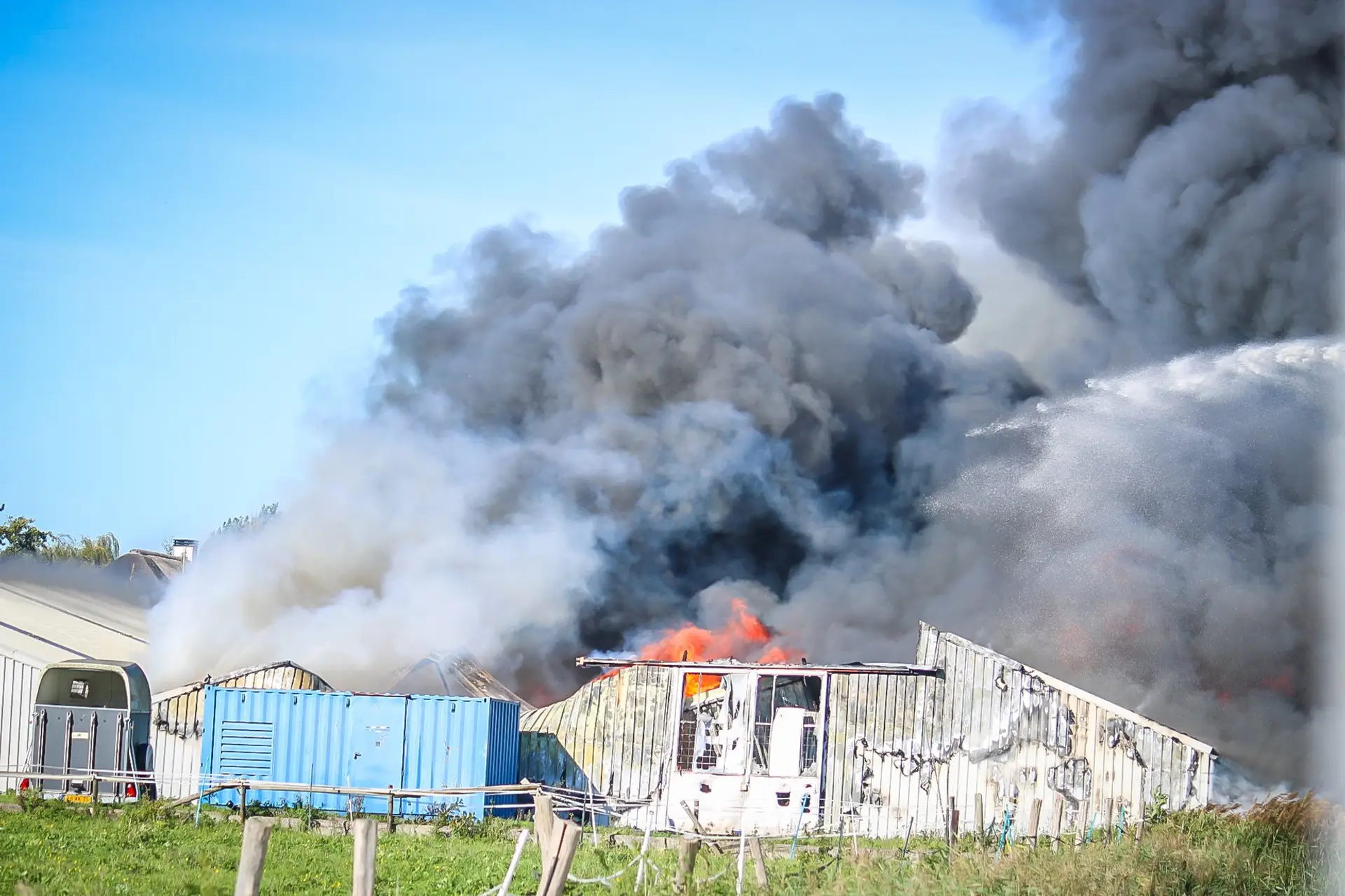 Zeer grote brand uitgebroken in agrarisch pand aan Aalsmeerderweg in Aalsmeer