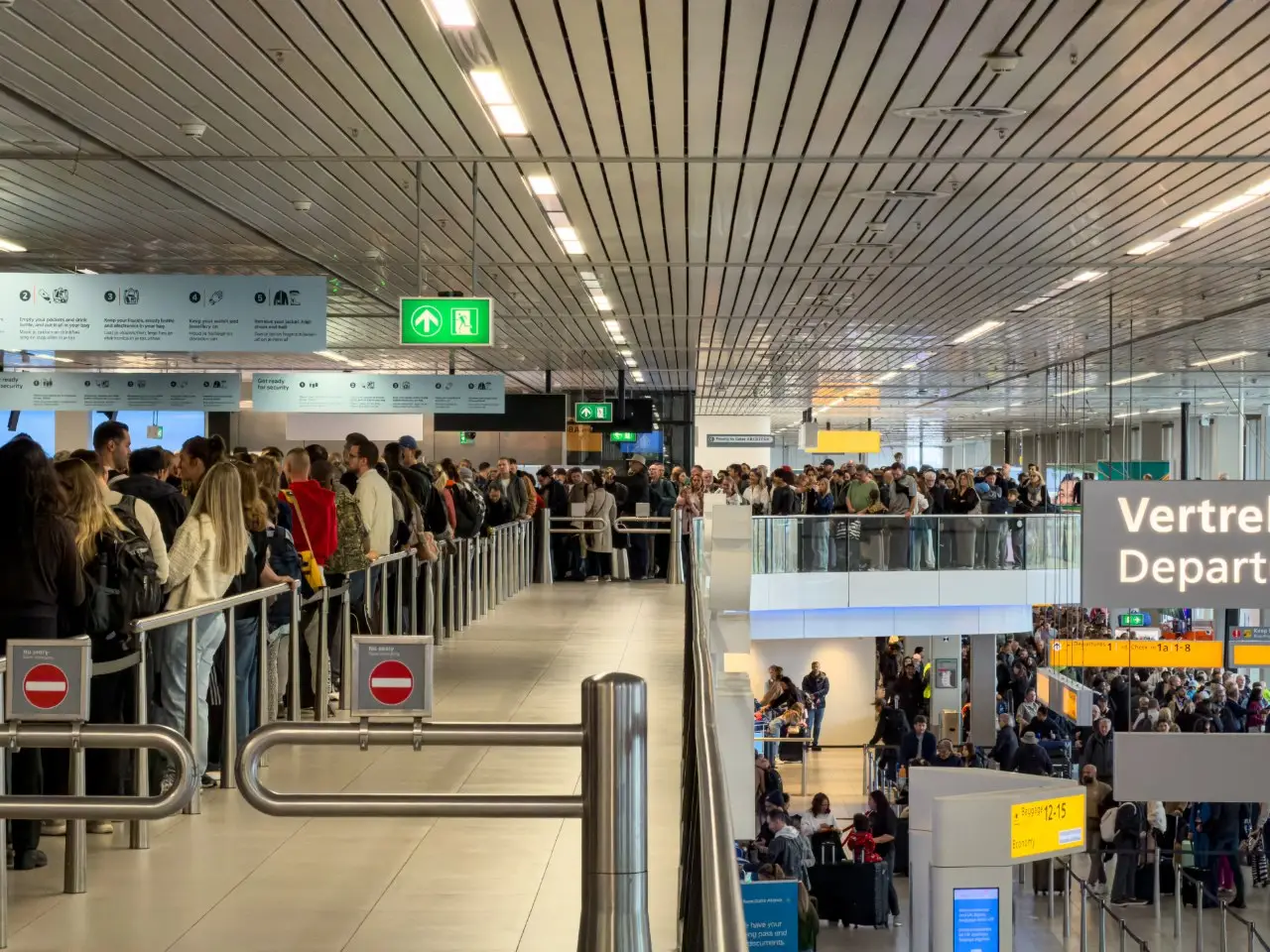 Chaos op Schiphol: lange wachtrijen door grote storing bij paspoortcontrole