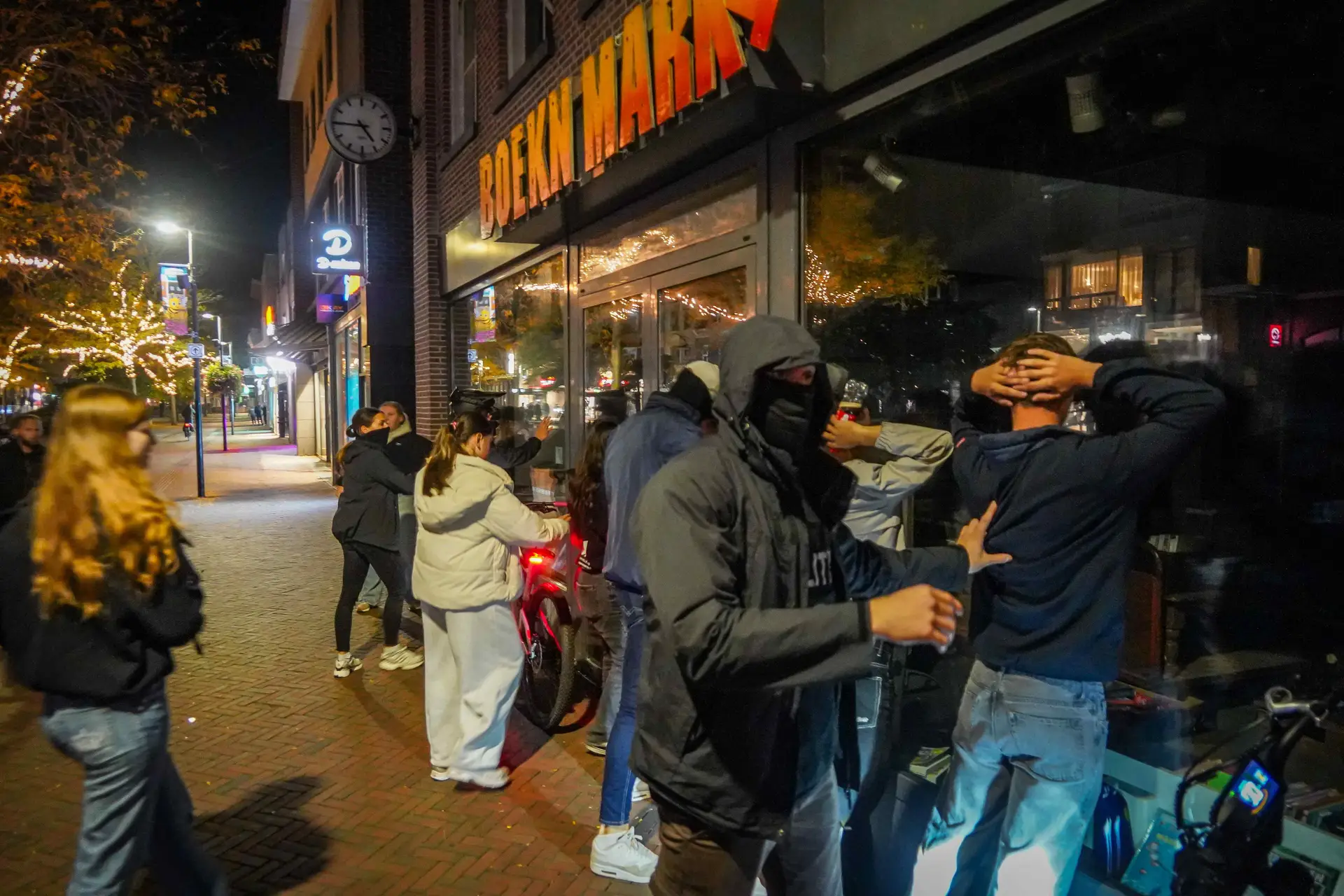 Tientallen jongeren aangehouden bij grote politieactie in centrum Hoogeveen