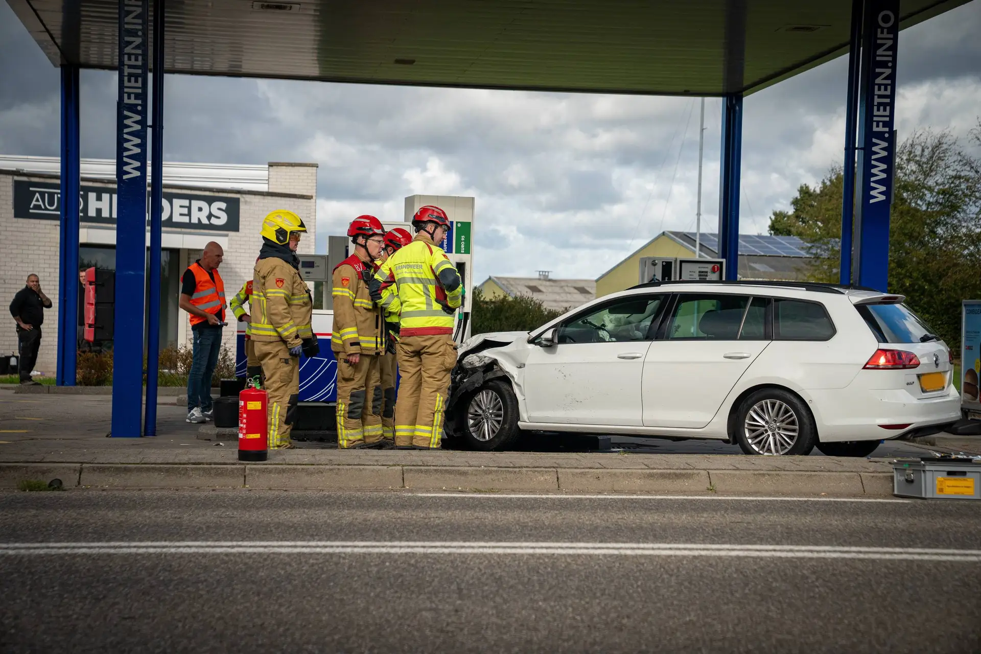 Twee gewonden bij botsing op N813 in Wehl, auto ramt tankstation