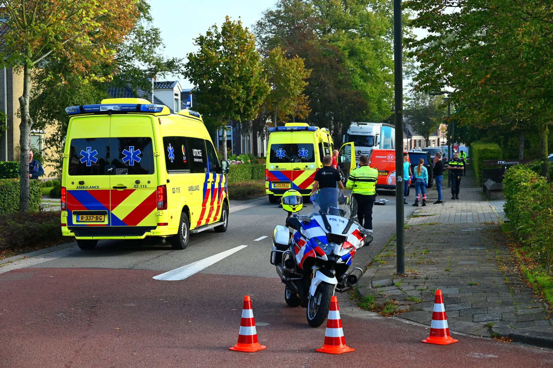 Ernstig ongeval in Wirdum: oudere man zwaargewond na botsing met busje