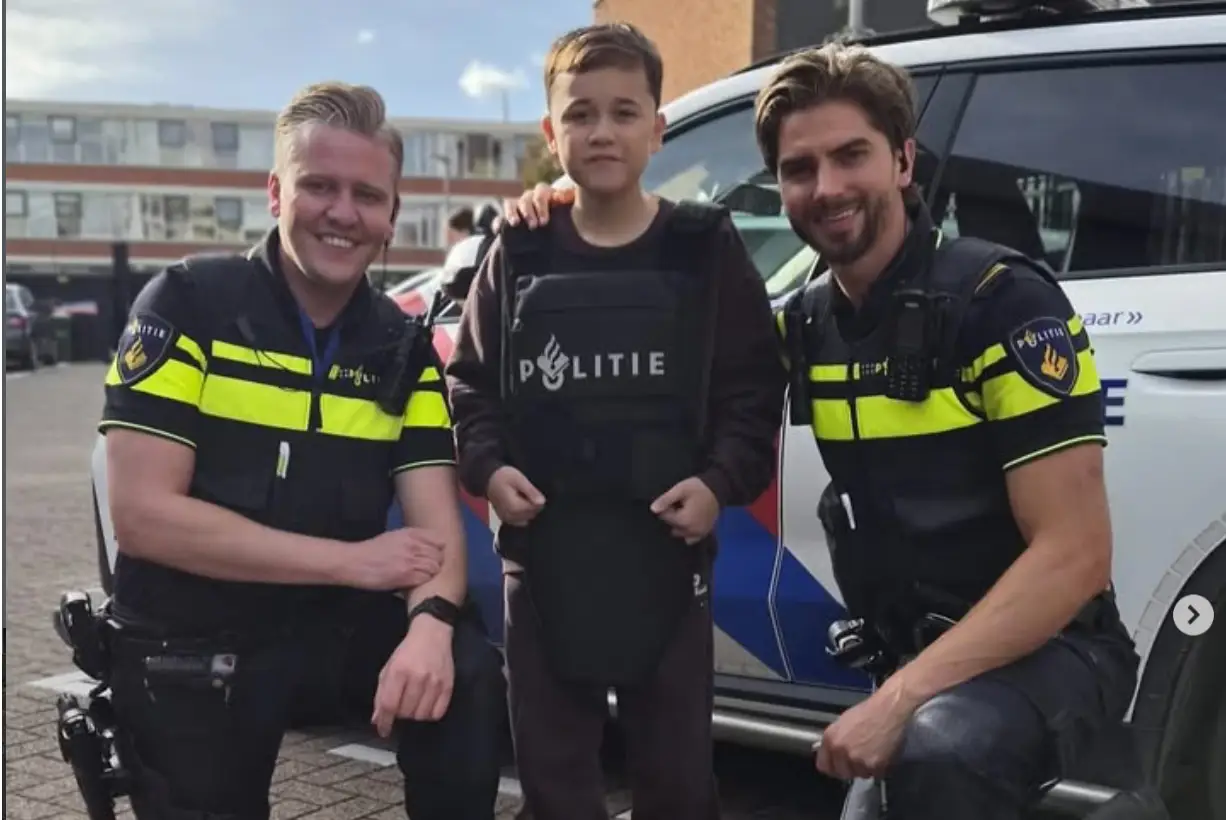 Politie en brandweer verrassen Lucas (12) met ziekte van Duchenne: gezin zamelt geld in voor rolstoelbus