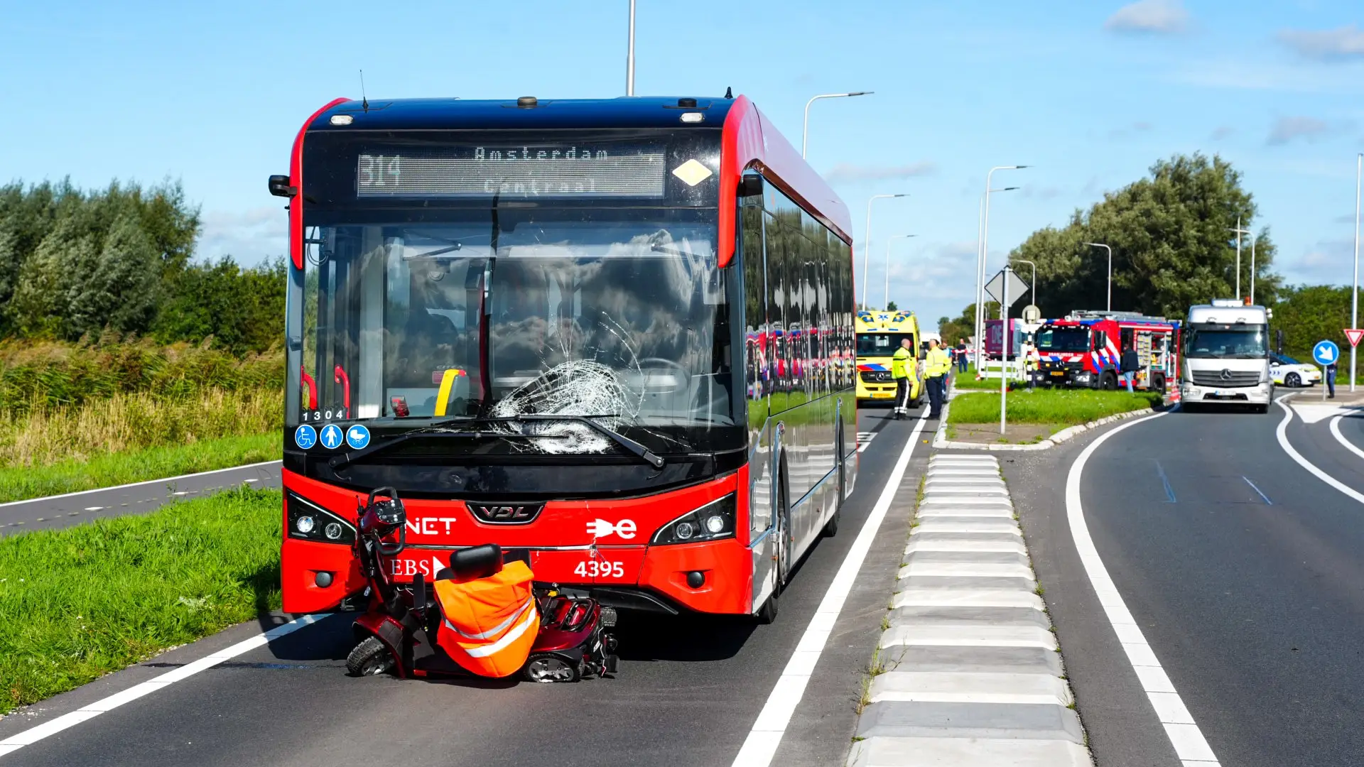 Persoon op scootmobiel overleden na aanrijding met bus in Edam