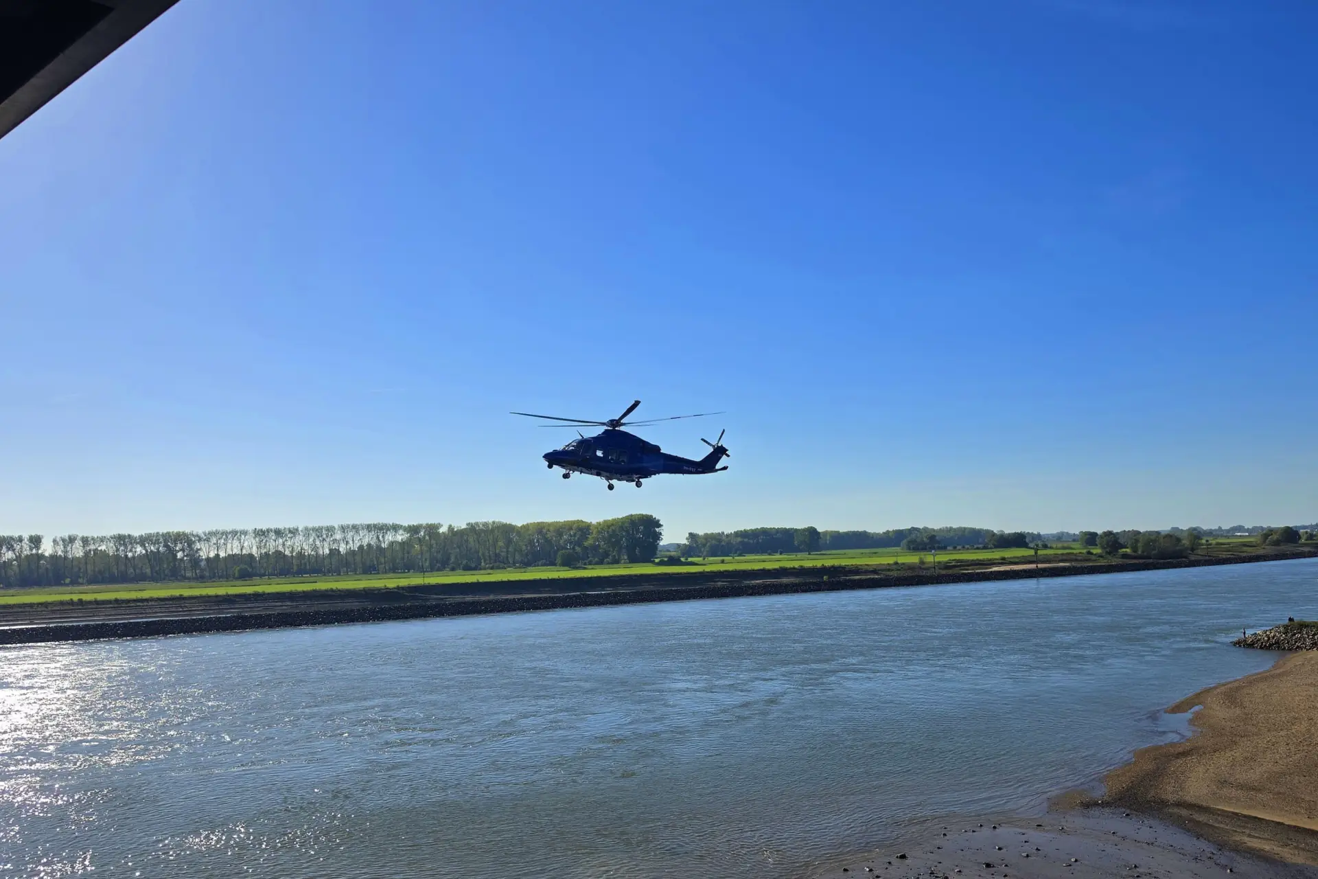 Grote zoekactie naar vermiste persoon bij brug in Beneden-Leeuwen