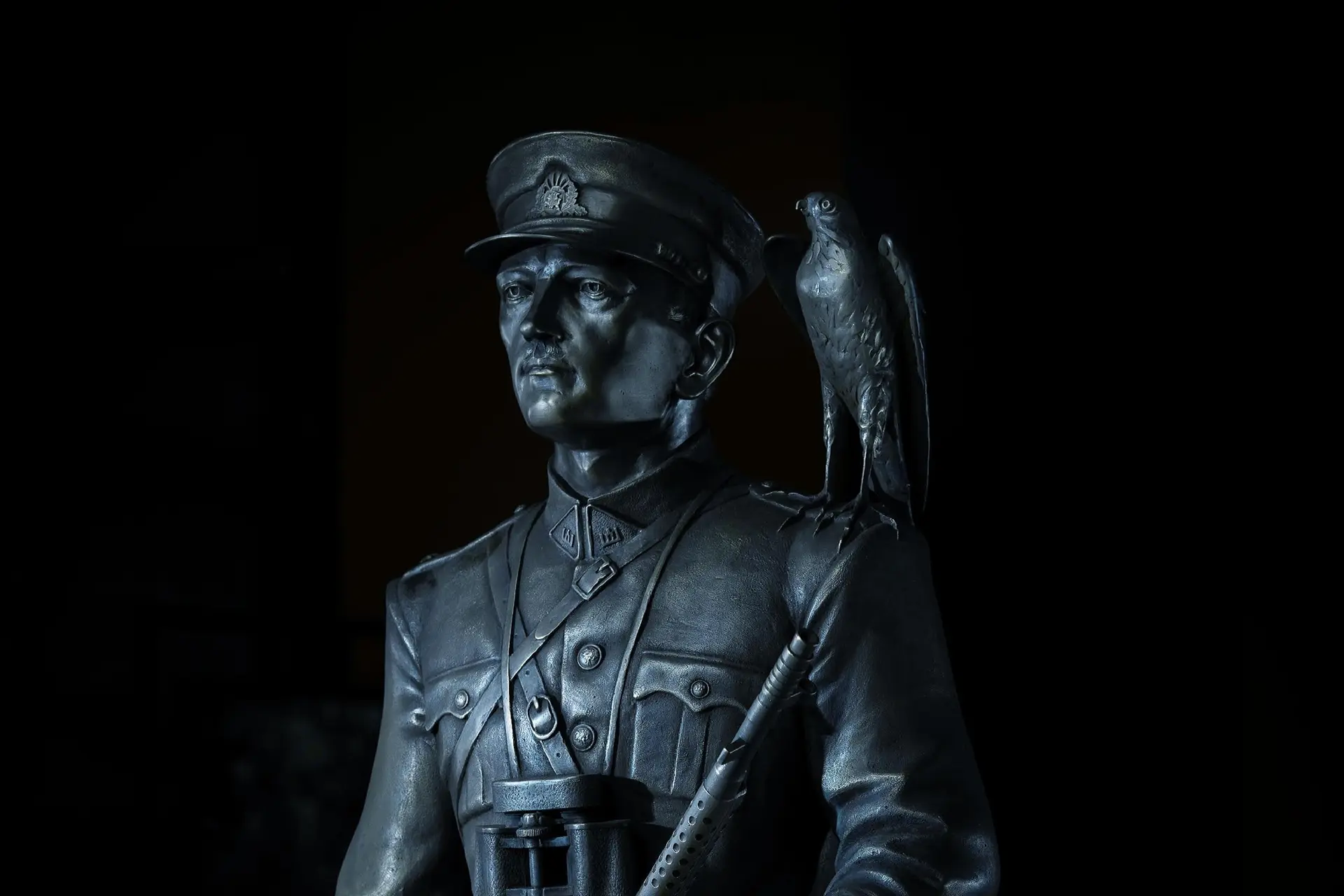 a ramanausko vanago skulptura vanagas su vanageliaiss