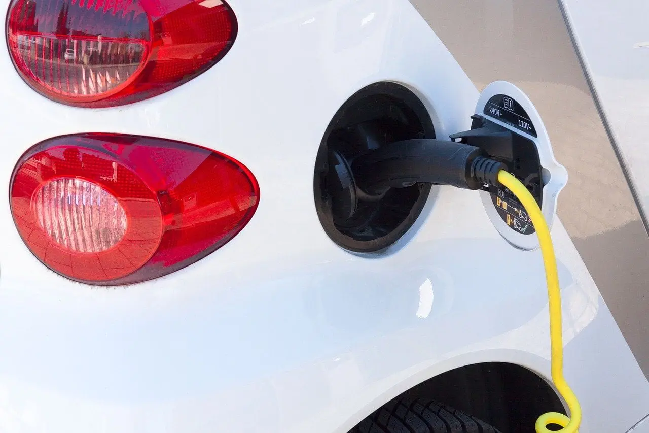 LEA: elektrinių automobilių kelionės pigesnės nei benzinu, dyzelinu ar dujomis varomu transportu
