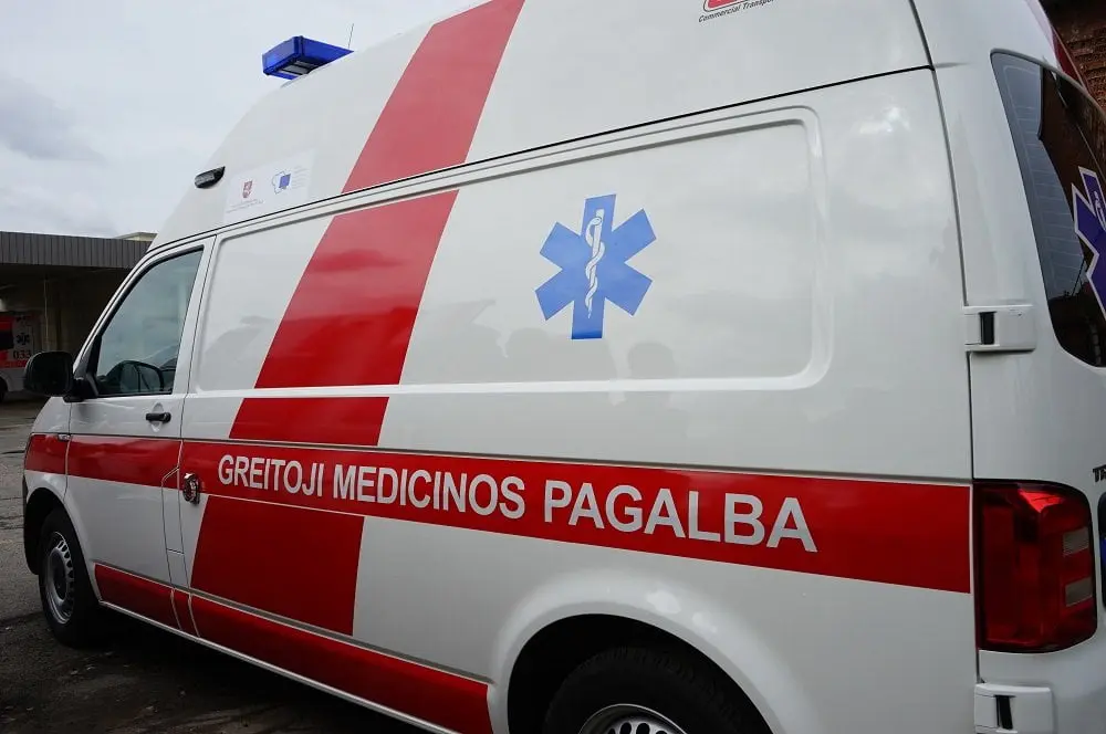 Kelyje rastas sužalotas vyras, jis mirė greitosios pagalbos automobilyje
