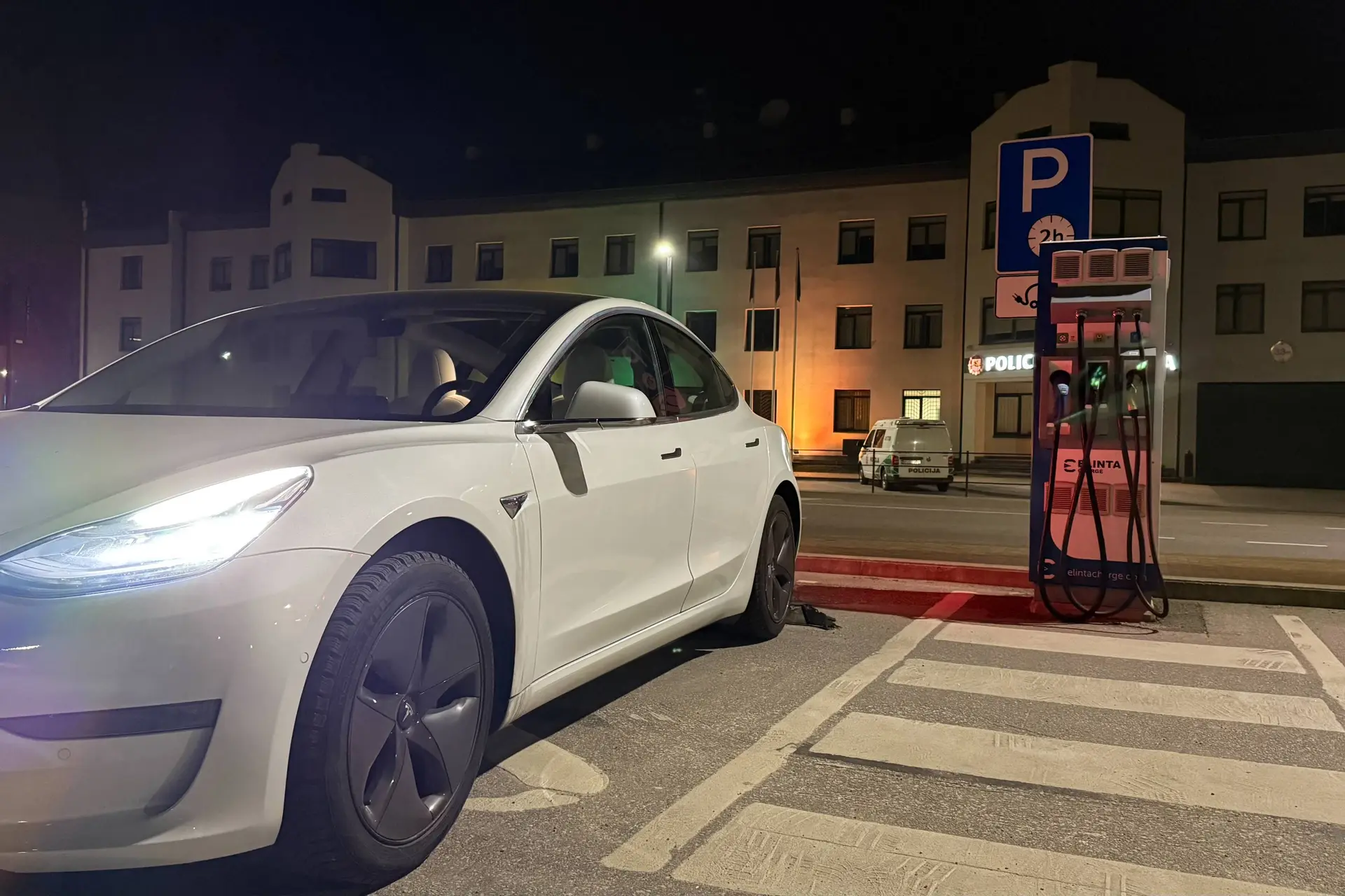 elekromobilis tesla