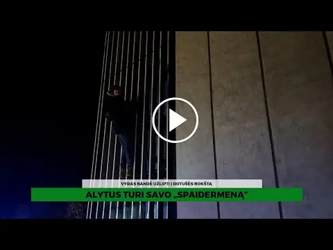 Į Alytaus Rotušės bokštą bandė įkopti „spaidermenas“  VIDEO