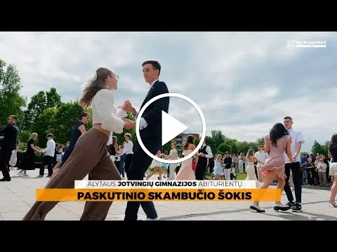 Jotvingių gimnazijos abiturientai su mokykla atsisveikino tradicija tapusiu šokiu