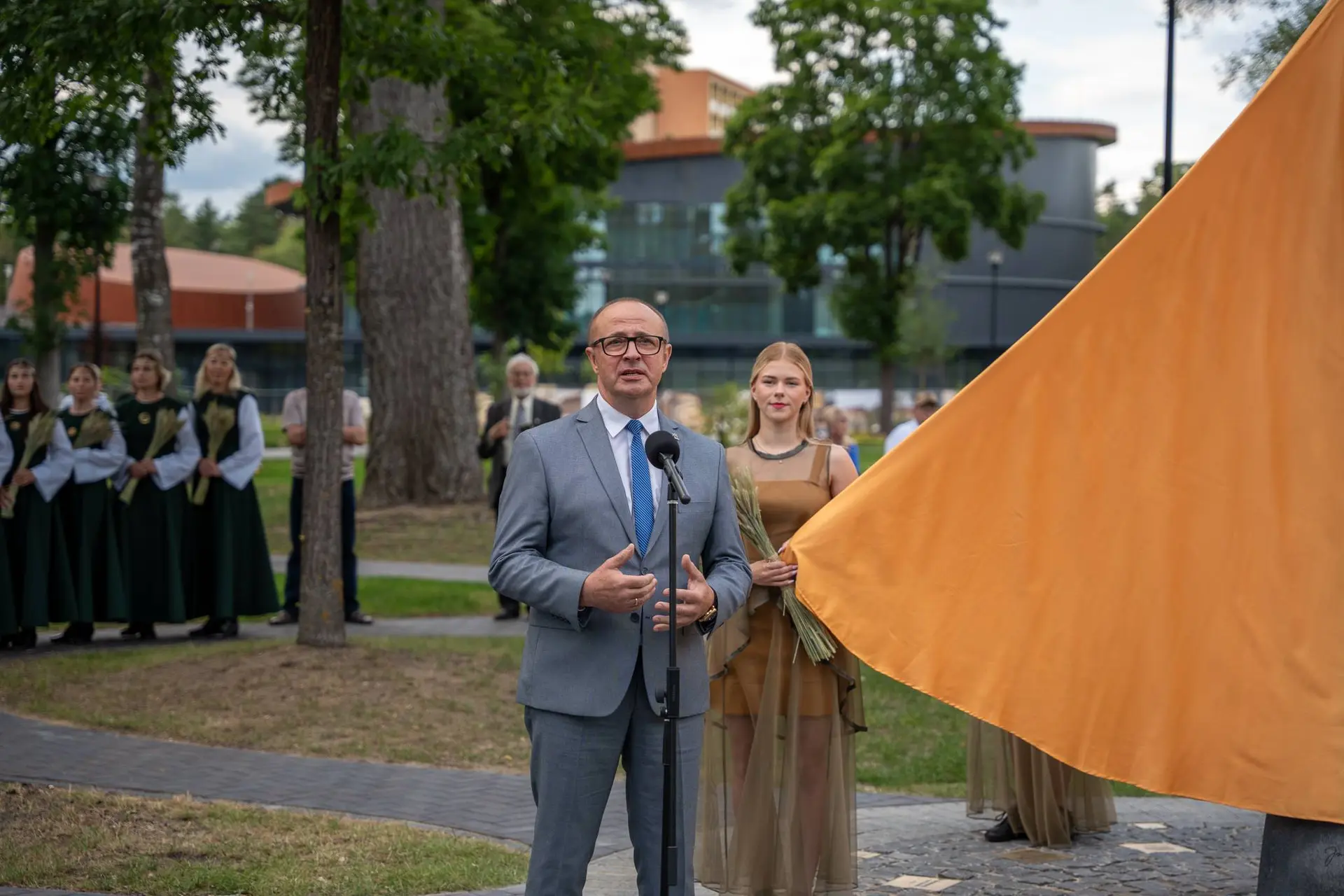 Druskininkuose atidengta skulptūra J. Marcinkevičiui – nuolat žmonių apsuptyje