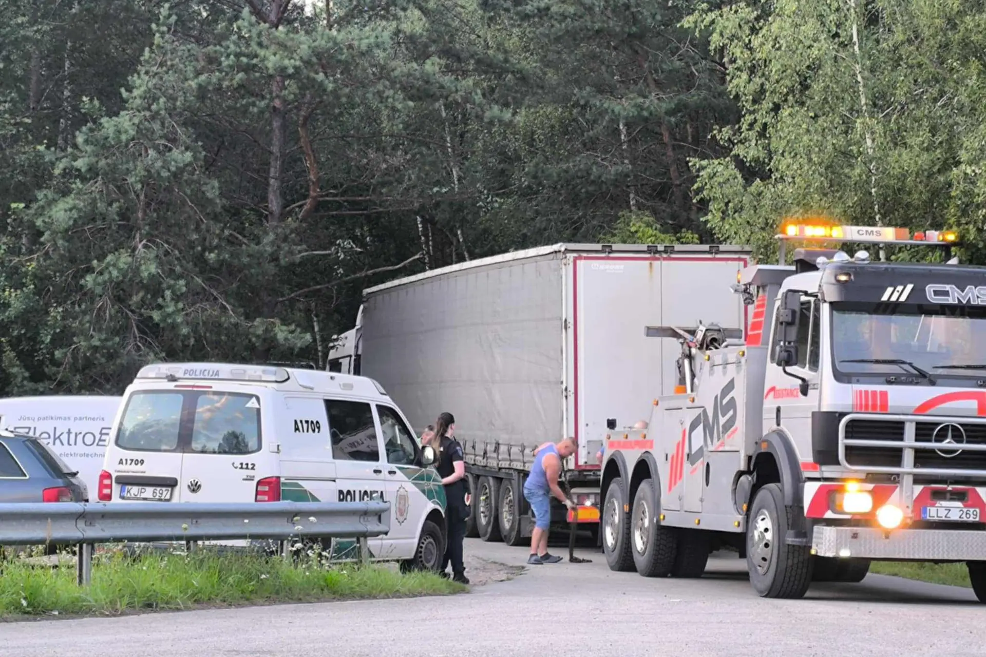 Vilkiko manevras prie Kaniūkų tilto baigėsi nesėkmingai: prireikė policijos ir evakuatoriaus