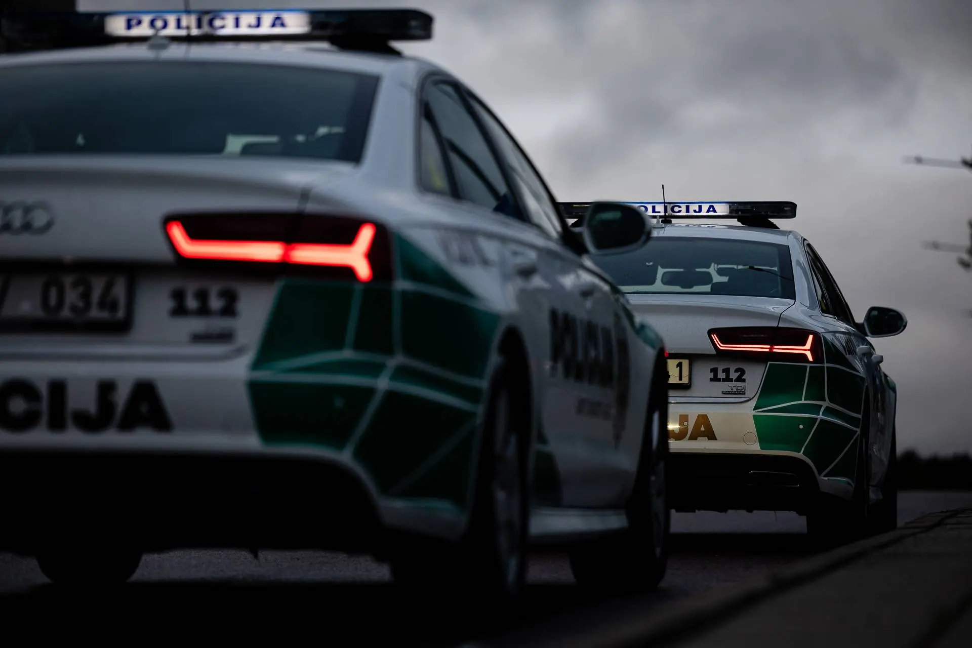 Apvirtusio automobilio vairuotoją pareigūnai rado krūmuose