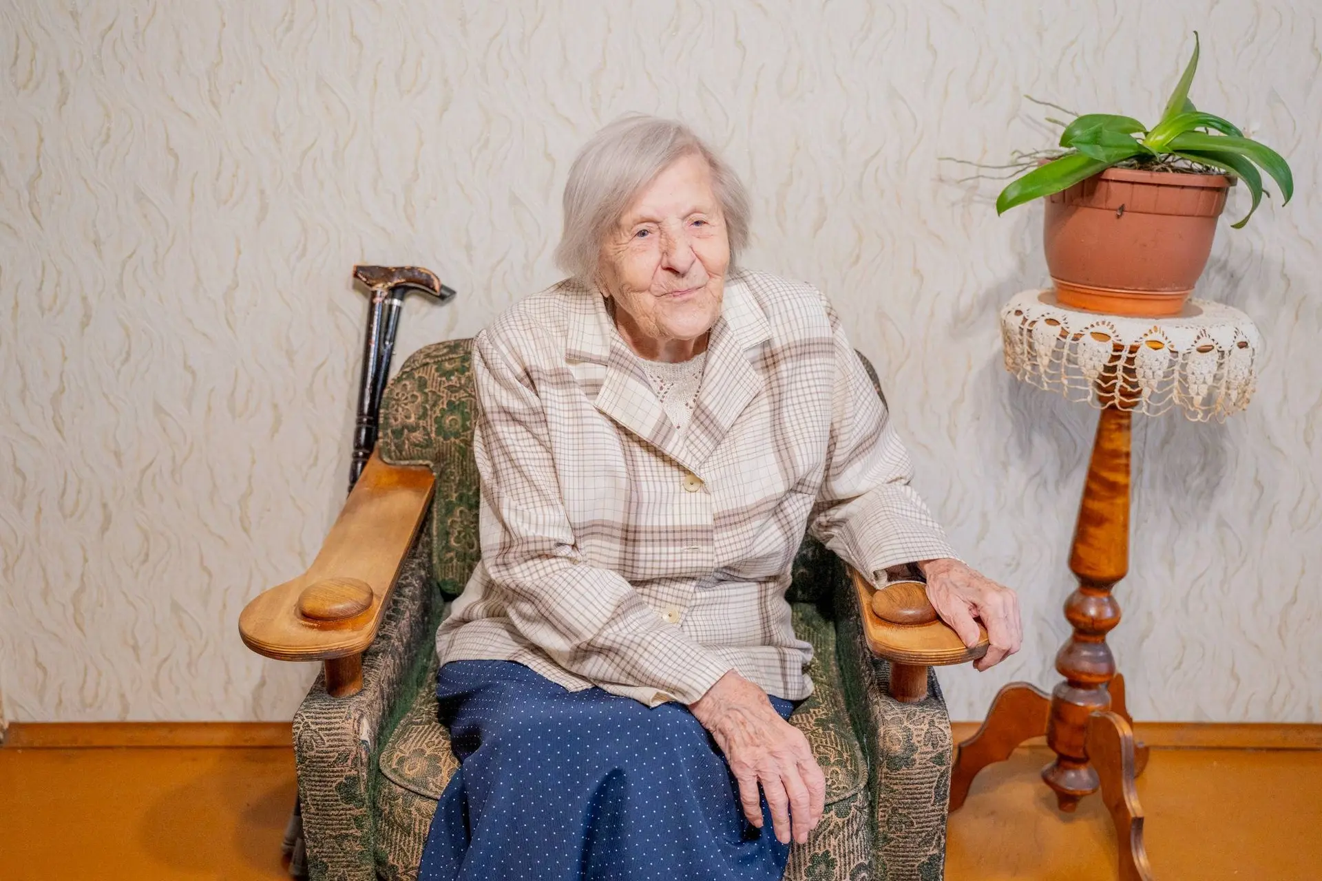 Šimtametė alytiškė Ona Juodzevičienė dar pati ir apsiperka: „Į lauką išeinu, tik sunku į penktą aukštą užlipti“