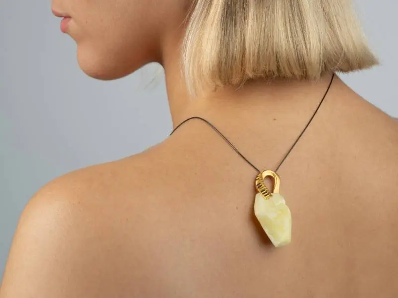 Gintariniai auskarai: kaip atpažinti tikrą gintarą ir išsirinkti kokybišką papuošalą
