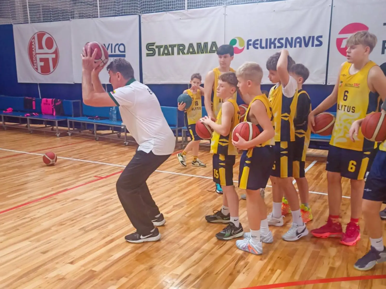 Alytaus sporto centre lankėsi krepšinio legendos – Valdemaras Chomičius ir Virginijus Praškevičius