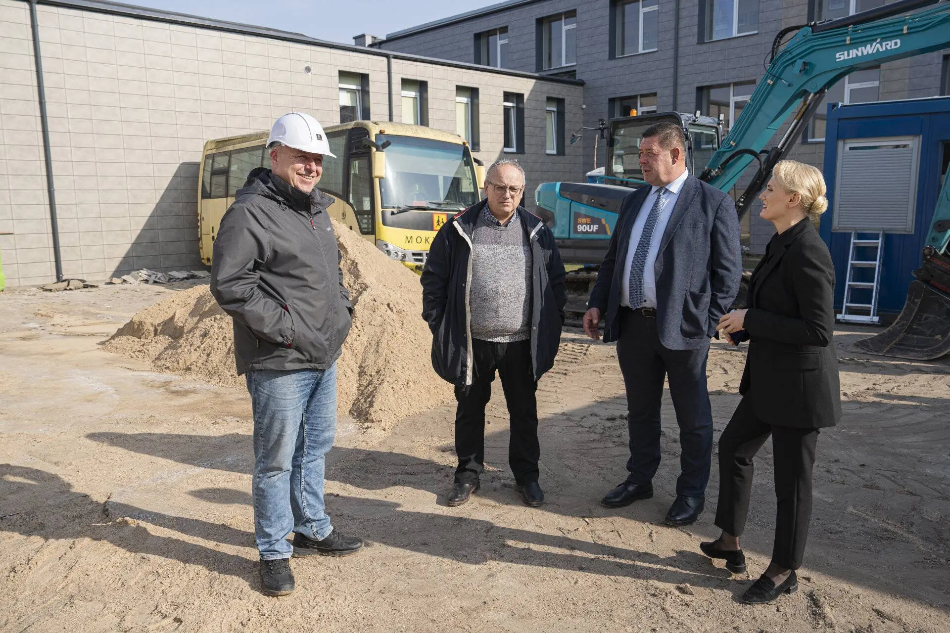 Ryškūs pokyčiai Simno gimnazijoje: atnaujintas fasadas ir kuriamas Robotikos centras