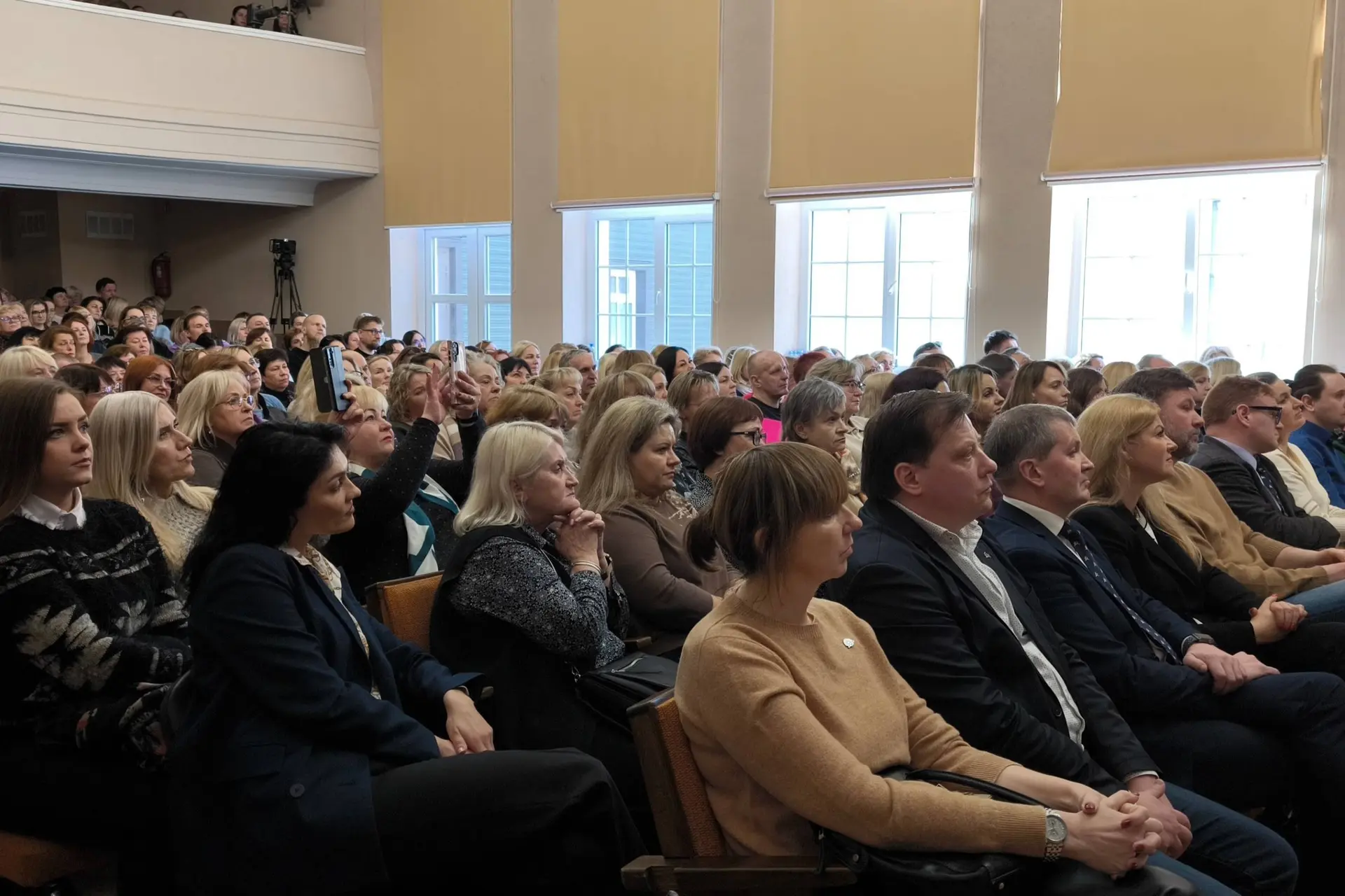 Keli šimtai pedagogų Alytuje ragino „grąžinti Meilę“ į Adolfo Ramanausko-Vanago gimnaziją RENGINIO ĮRAŠAS