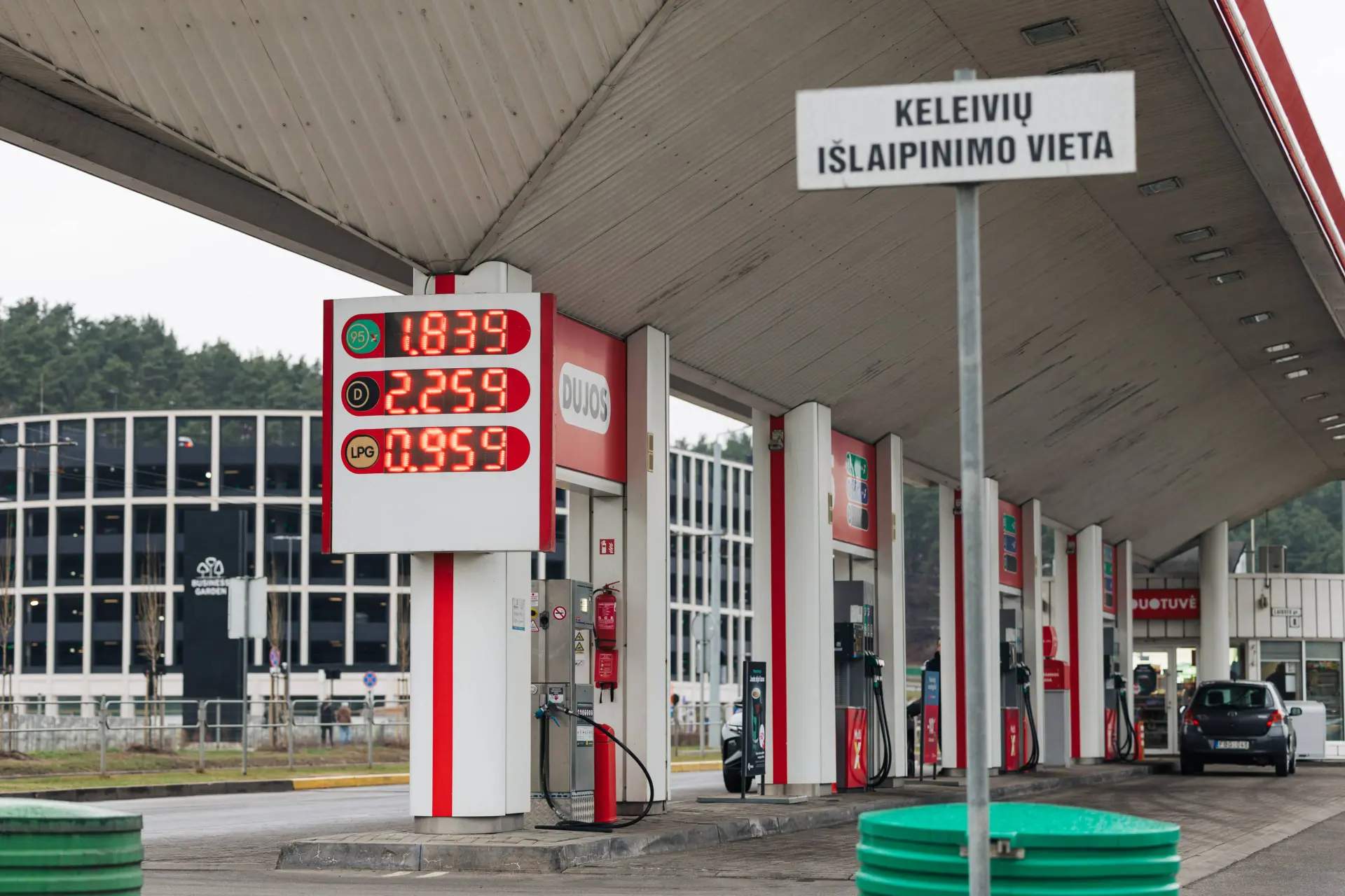 Vyriausybė pritarė iki birželio vidurio sumažinti akcizą dyzelinui