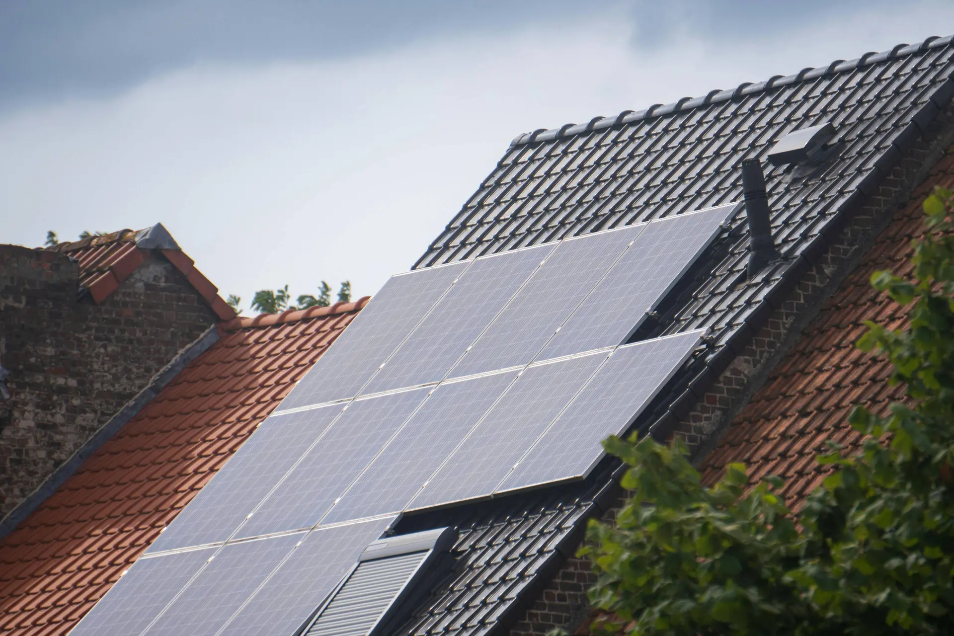Ar saulės baterijos gali gaminti elektrą naktį: realybė, mitai ir naujausi eksperimentai