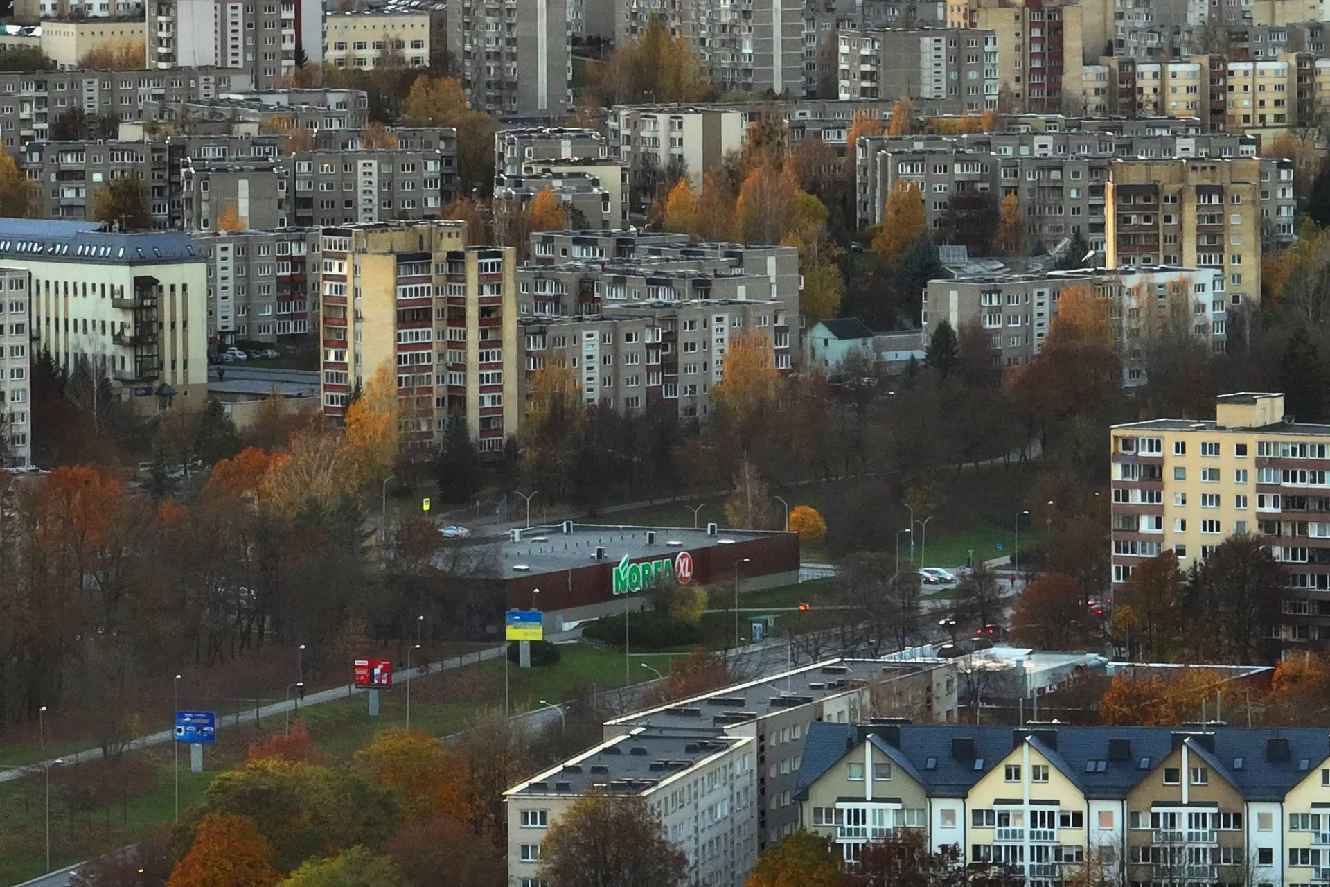 Svarbi informacija dėl daugiabučių namų atnaujinimo (tarp jų ir langų, balkonų įstiklinimo ar kondicionierių įrengimo) darbų nuo 2026 m. balandžio 30 d.
