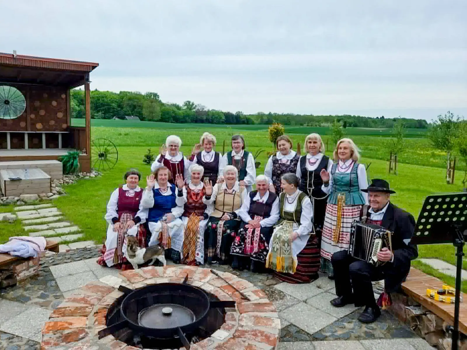 Sveikimui labai svarbu žmogiškas palaikymas, bendravimas, kultūrinė veikla, buvimas gamtoje ir galimybė jaustis reikalingam bei laukiamam