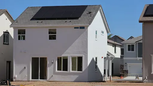 Saulės elektrinės mitas, kuriuo lietuviai tiki iki šiol: ar jos tikrai neveikia žiemą?