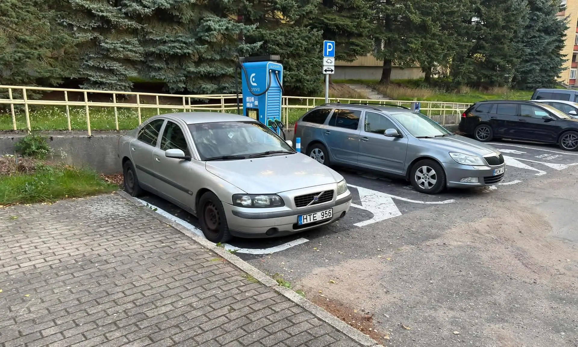 Įkrovos stotelės – ne visiems: už stovėjimą elektromobiliams skirtoje vietoje gresia bauda