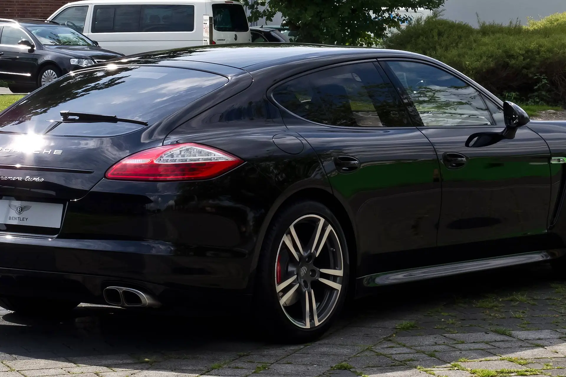 Porsche_Panamera_Turbo_(970)_–_Heckansicht,_18._Juli_2012,_Düsseldorf