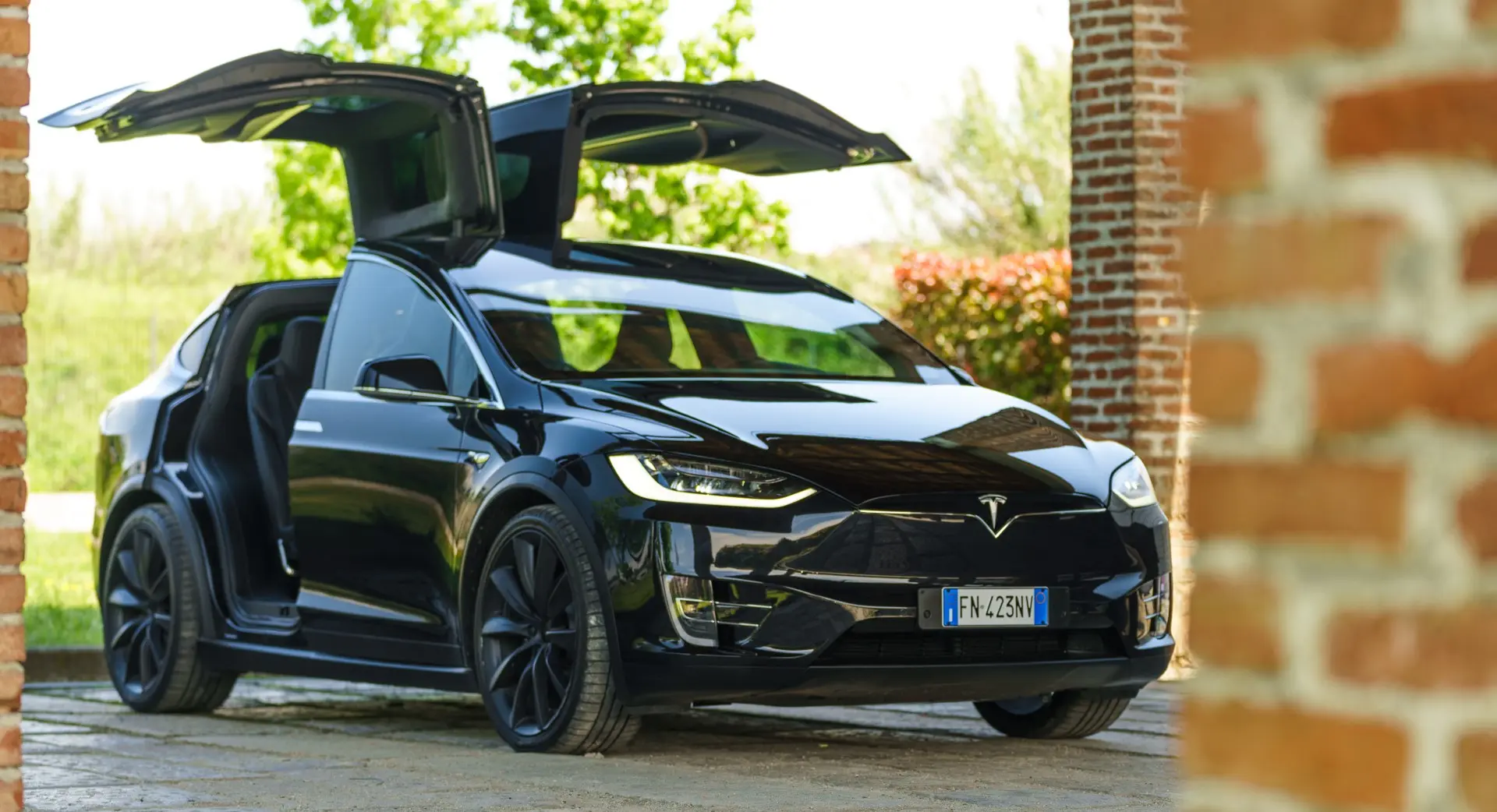 tesla model x nera con le porte falcon wings aperte