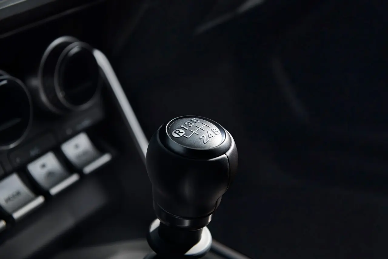 subaru brz 2021 cambio manuale interno su sfondo scuro