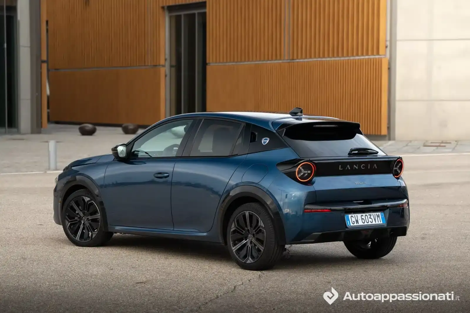 lancia ypsilon hybrid di colore blu in visione del posteriore laterale