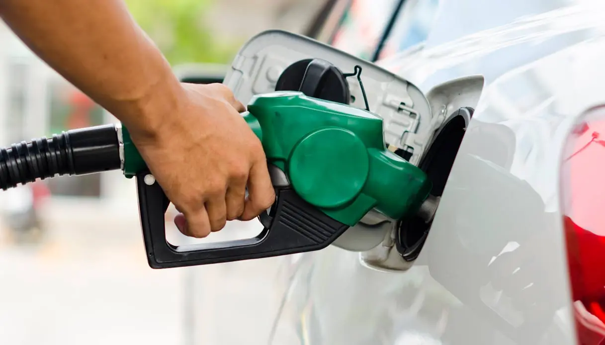 fare benzina