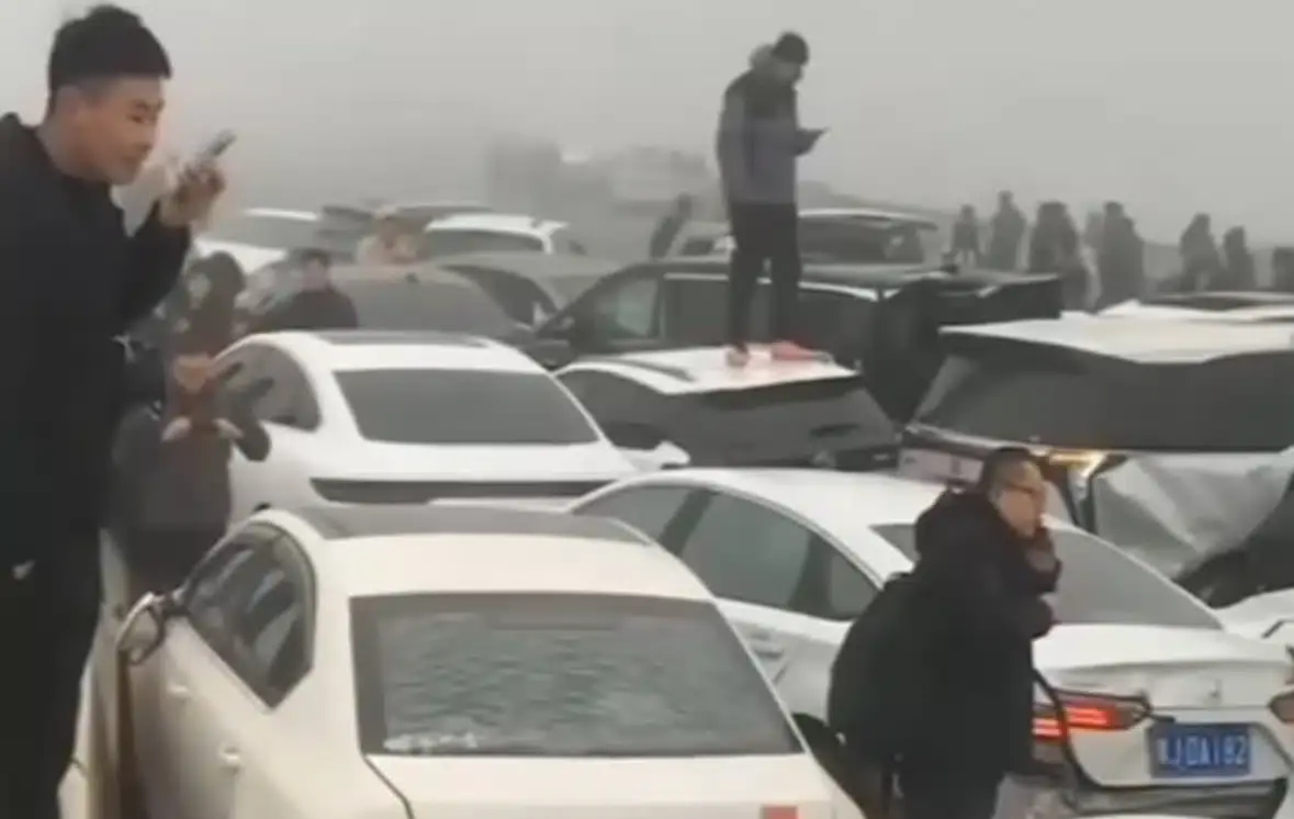 Il video del gigantesco tamponamento in Cina: ma cosa è successo davvero?
