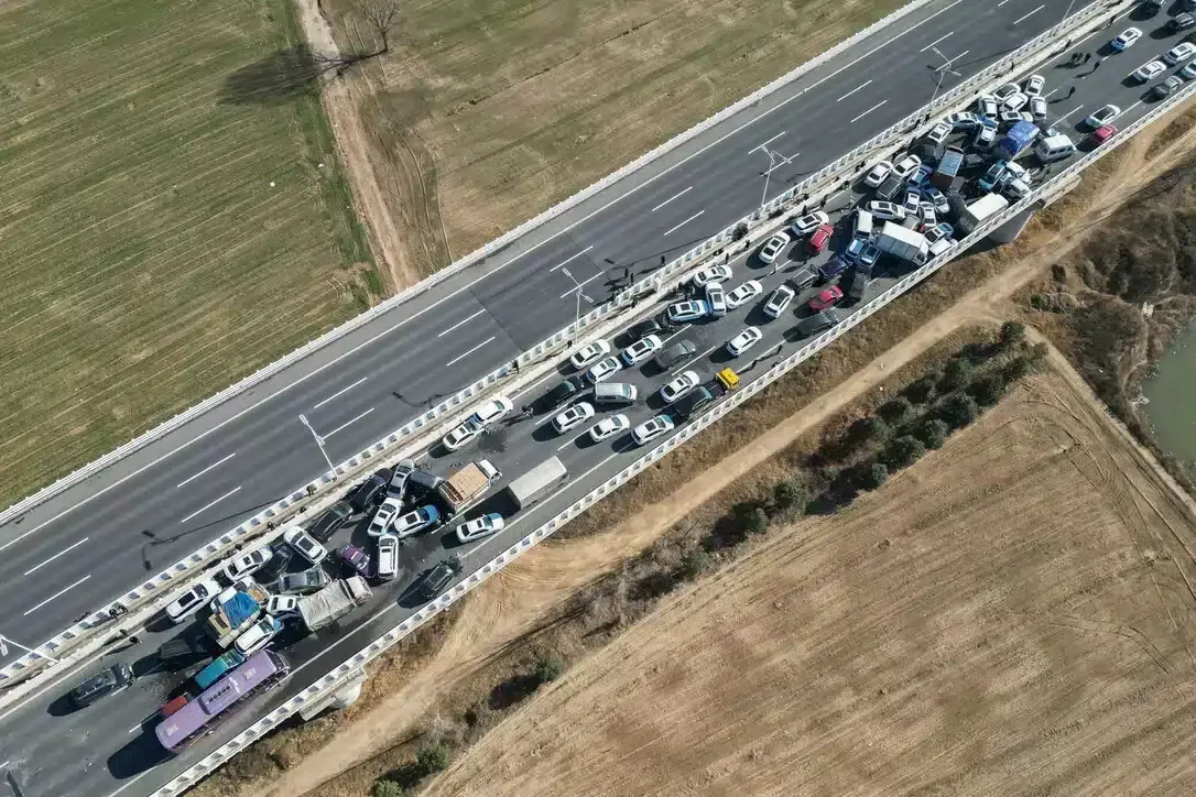 Maxi-tamponamento in Cina: coinvolte 50 auto e bilancio pesante