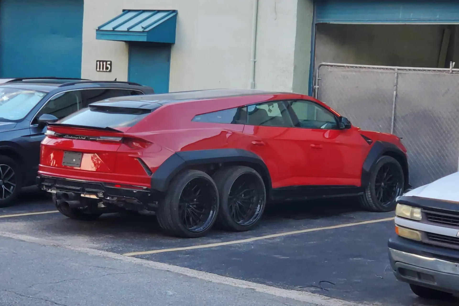 urus 6x6 rosso