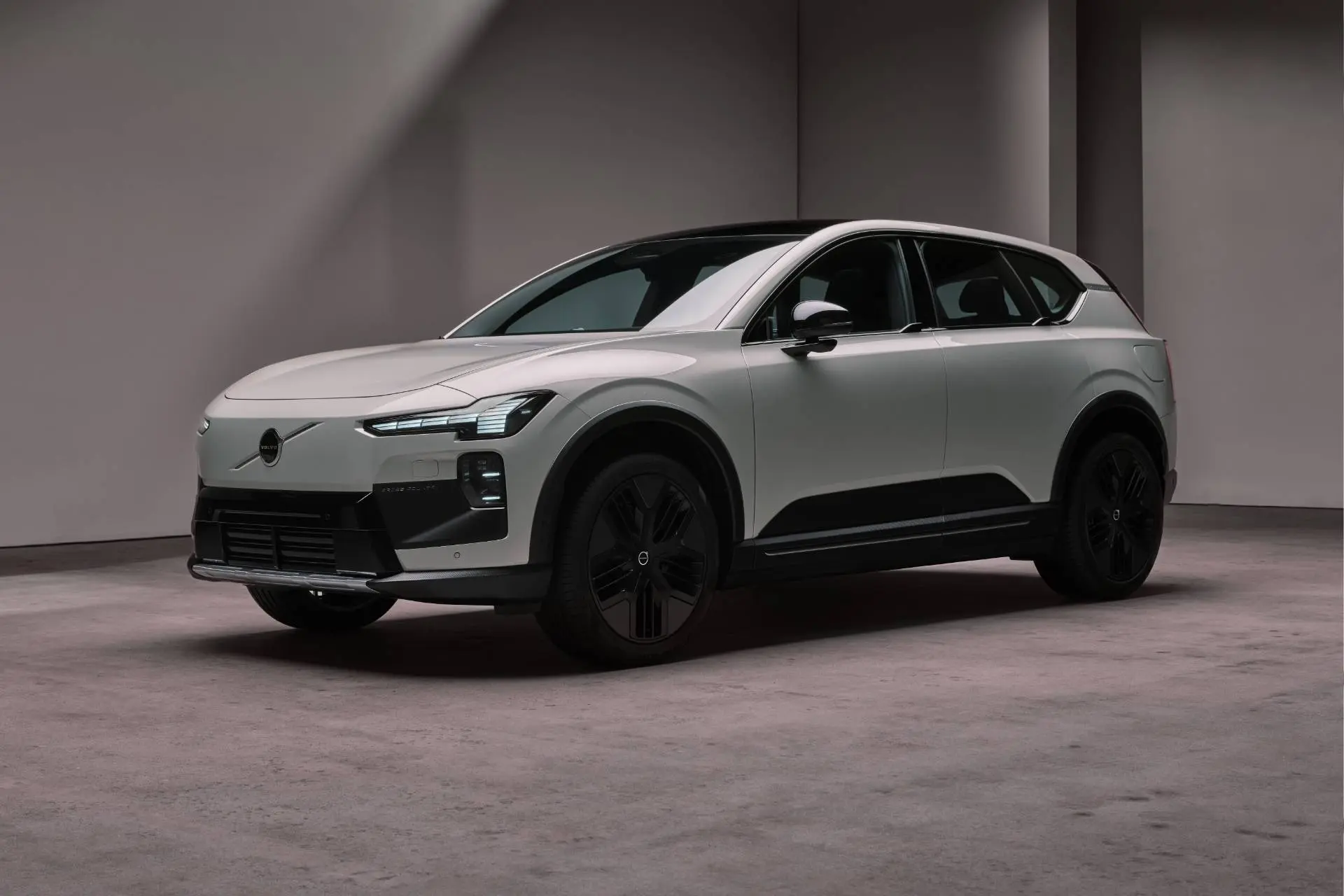 La Volvo EX60 Cross Country in vista anteriore di tre quarti
