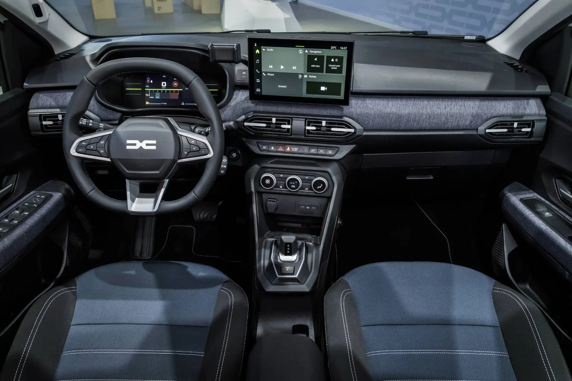 Nuova Dacia Sandero 2026: ecco come cambiano gli interni. Schermi da 10", tessuto Denim e tanta praticità