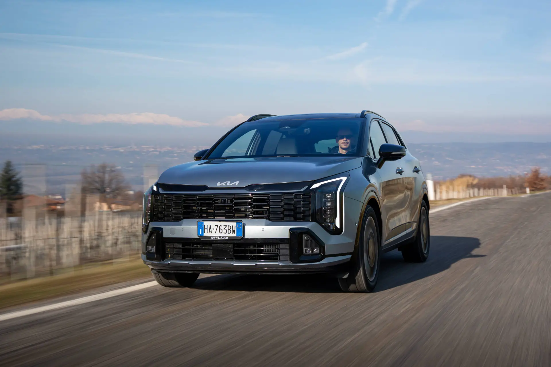 La Kia Sportage 2026 ripresa su una strada collinare