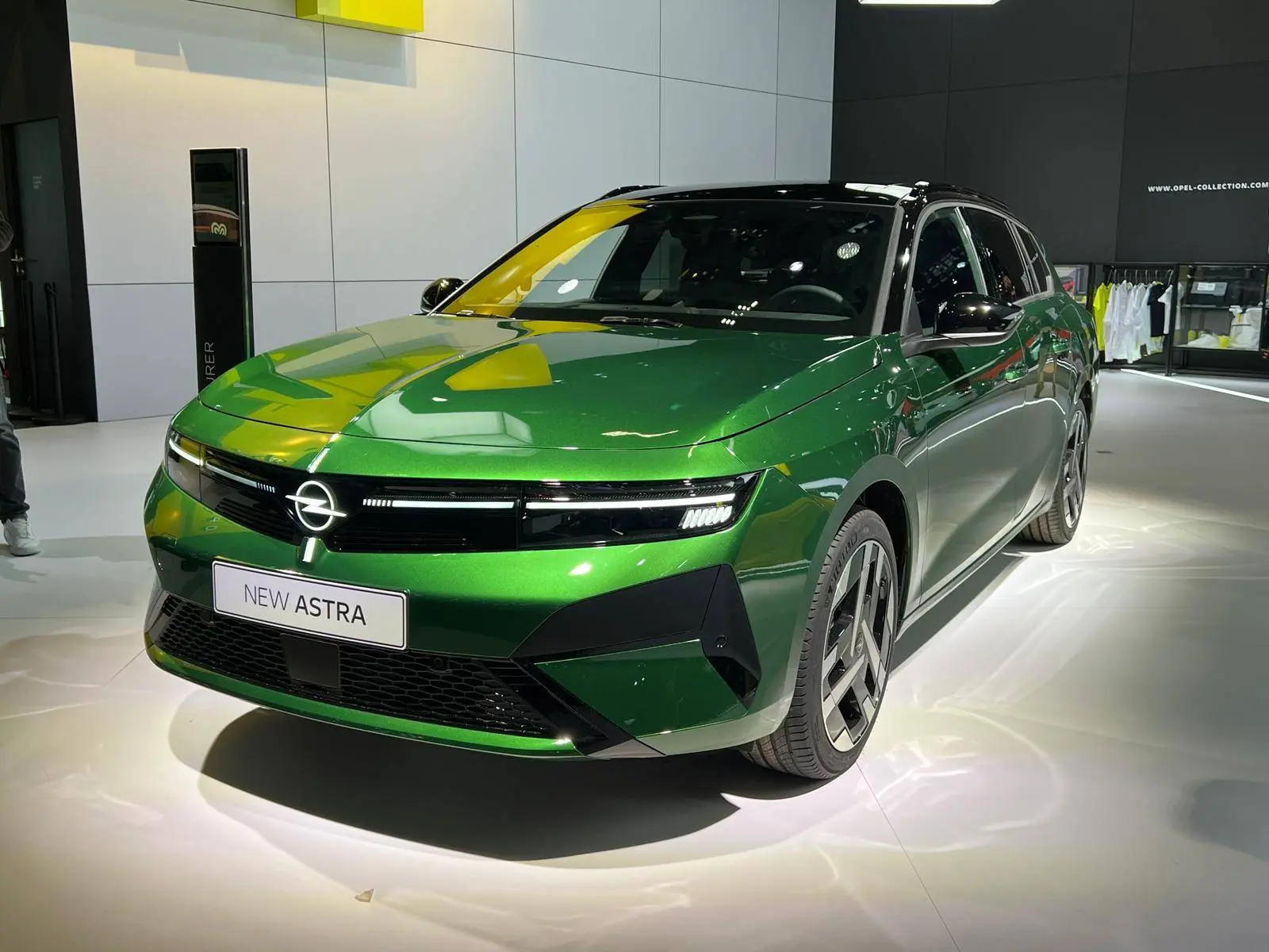 Nuova Opel Astra 2026: debutta a Bruxelles il restyling "illuminato". Confermato il Diesel