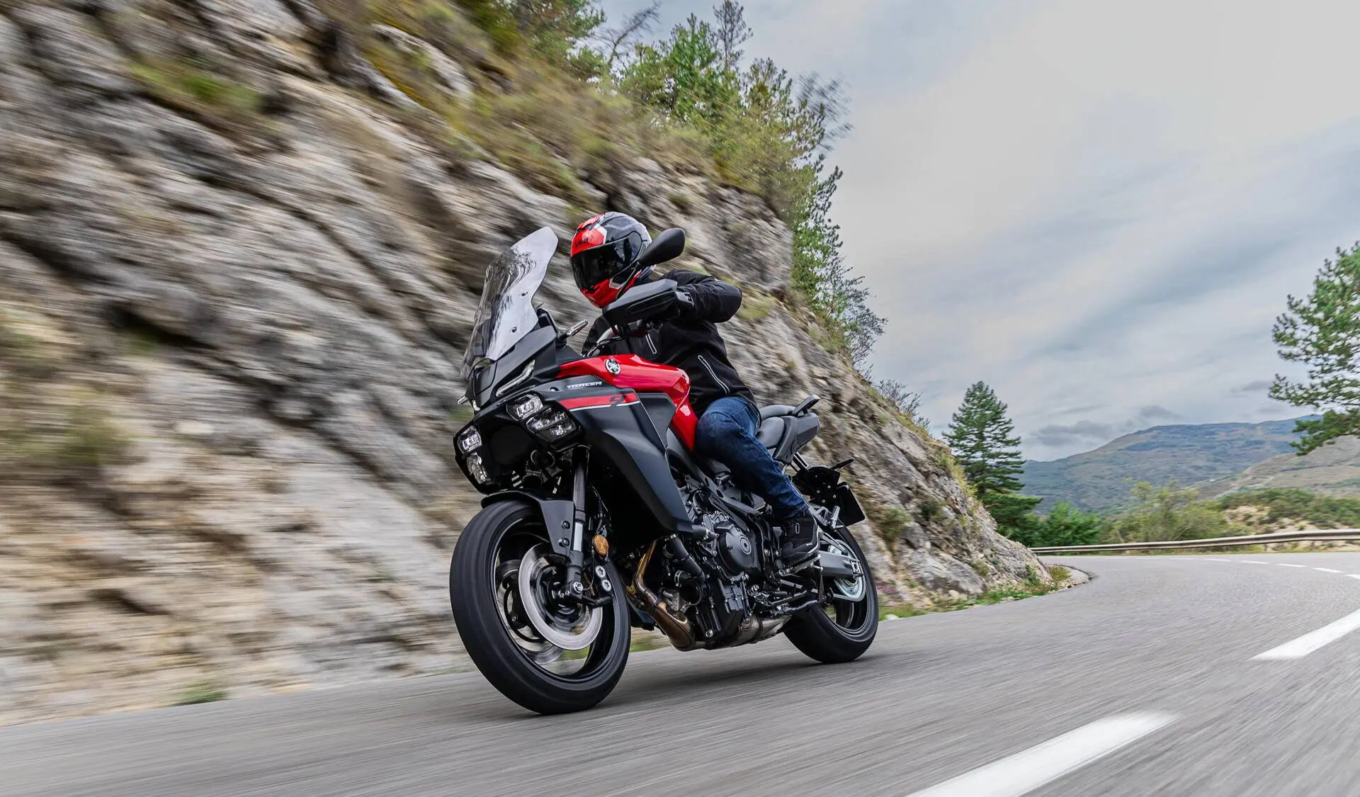 una yamaha mt09 su strada dinamica di colore rosso in movimento su strada