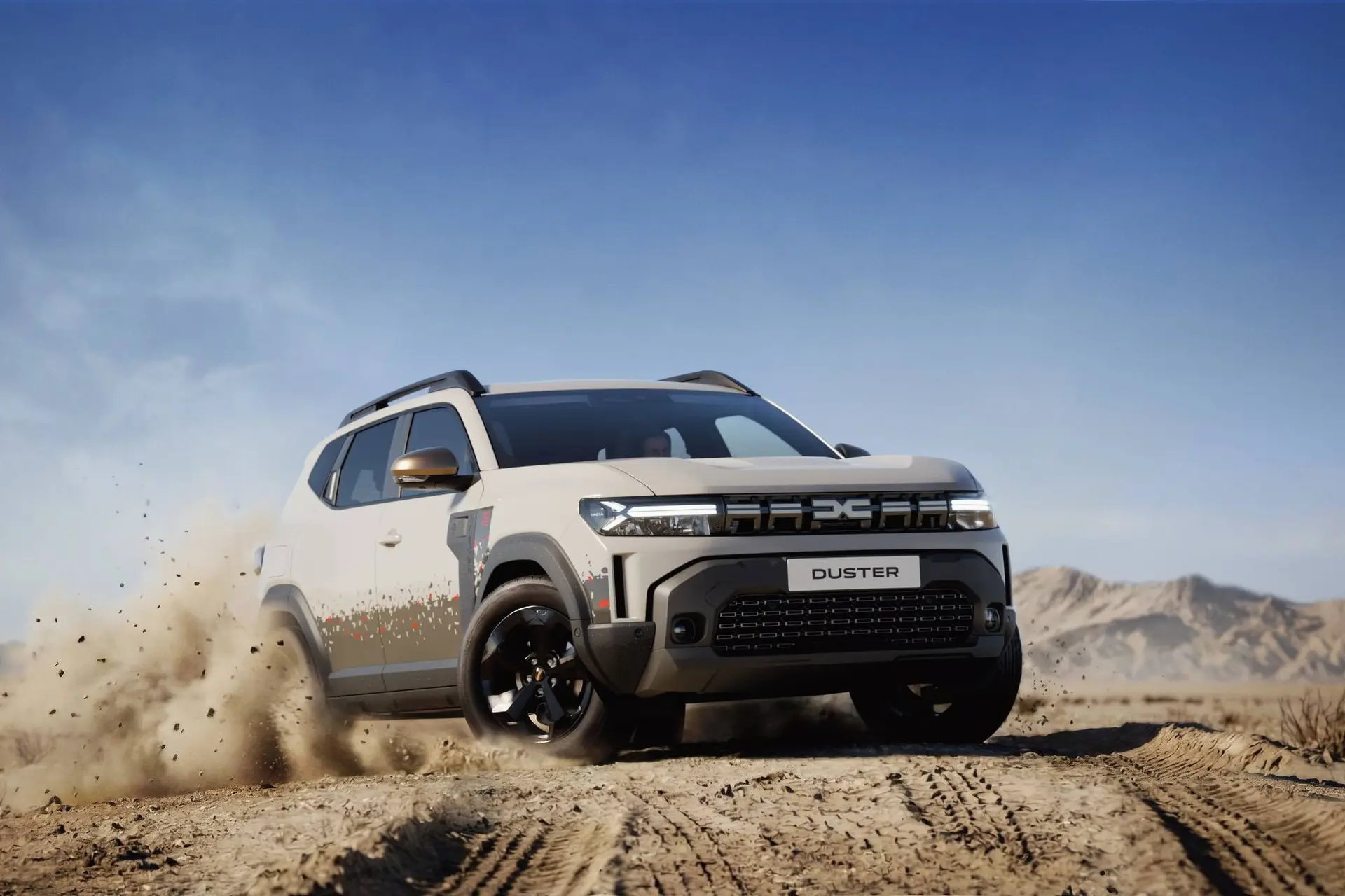 Dacia Duster Spirit of Sand nel deserto che percorre una strada sterrata di frontale