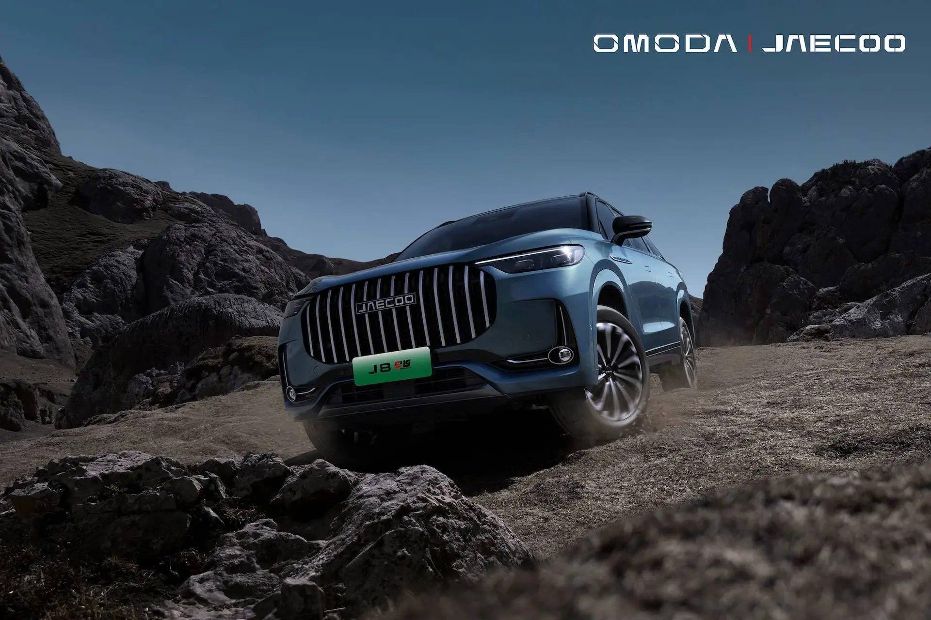 Jaecoo 8 SHS-P suv che sta in offroad di colore blu ripreso di muso
