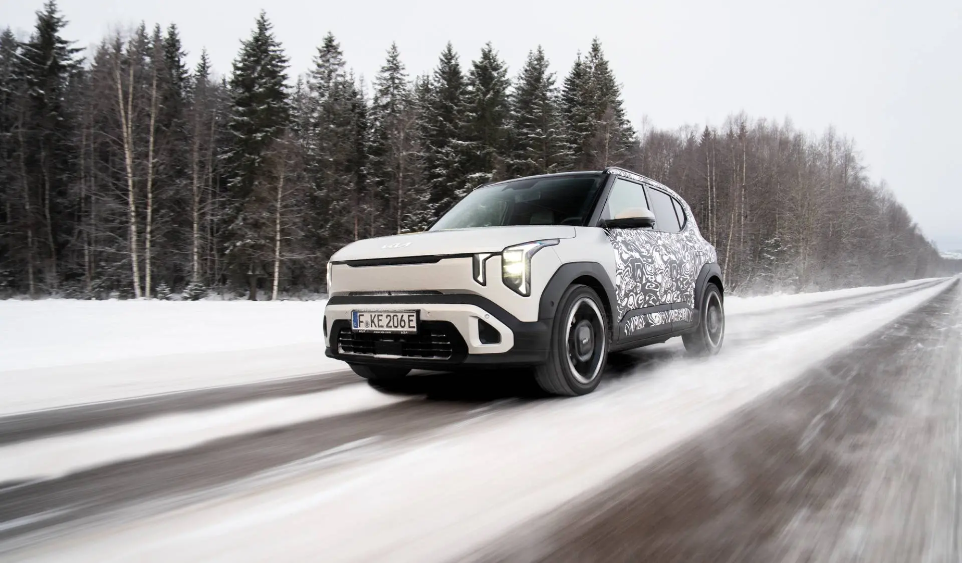 Kia EV2 il testo nel ghiaccio su una strada con neve e ghiaccio a -20 gradi