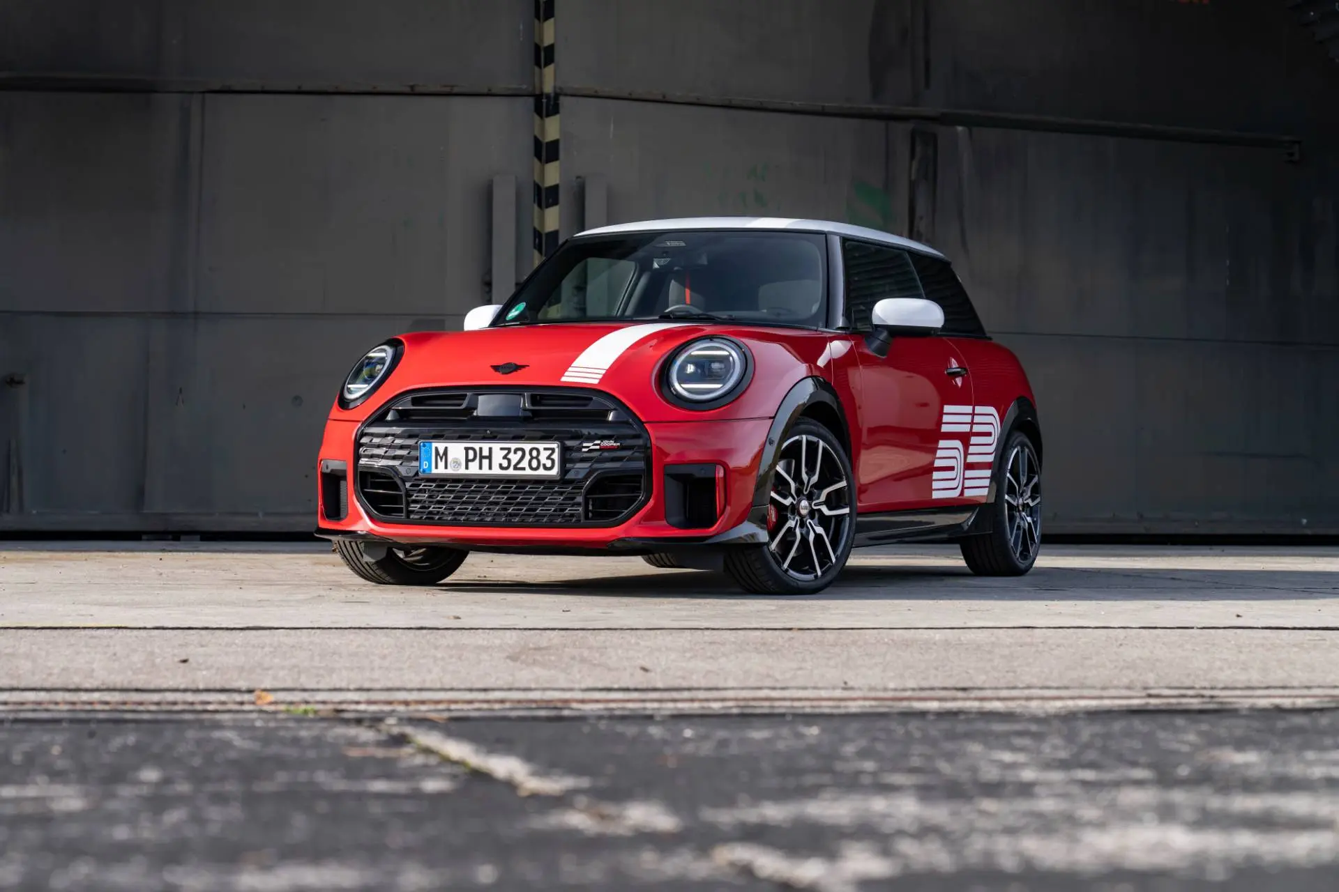 La Mini in edizione Victory 1965 di colore rosso in posizione tre quarti frontale